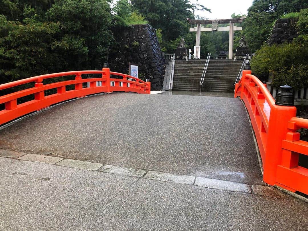 ルウトさんのインスタグラム写真 - (ルウトInstagram)「武田神社⛩ 実は作中に一瞬だけ名が登場するので、みんなでご挨拶に行き成功祈願しました🙏 あまりにも雨が本気で降って来るからコレはダメだ！って一回引き返して、雨が止んだから再度向かったら着いた瞬間に土砂降りに。 吉田さんが雨男って事で解決しました。 . 神社の雨は迎えの雨って話を聞いていましたが、お陰様で沢山の方の笑顔を見ることが出来ました😊✨ . #舞台 #笑えば #山梨 #観光 #武田神社」8月20日 16時58分 - chitoseruto