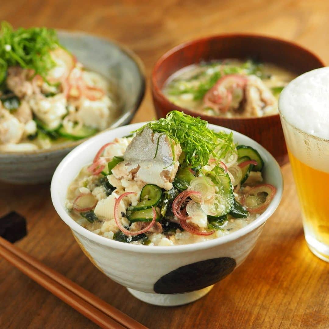 のインスタグラム：「郷土料理のイメージですよね？ 難しそうですよね？  夏が来ると思い出す「冷や汁」はサバ缶で作れば超簡単だった【筋肉料理人】 https://www.hotpepper.jp/mesitsu/entry/kinniku/19-00050  #mesitsu #メシ通 #グルメ #冷や汁 #サバ缶 #木綿豆腐 #きゅうり #ショウガ #夏メシ #簡単 #レシピ #レシピブログ #筋肉料理人 #佐賀 #cannedmackerel #tofu #cucumber #ginger #easy #delicious #recipe #recipeblog #japan #kazuofujiyoshi #saga」