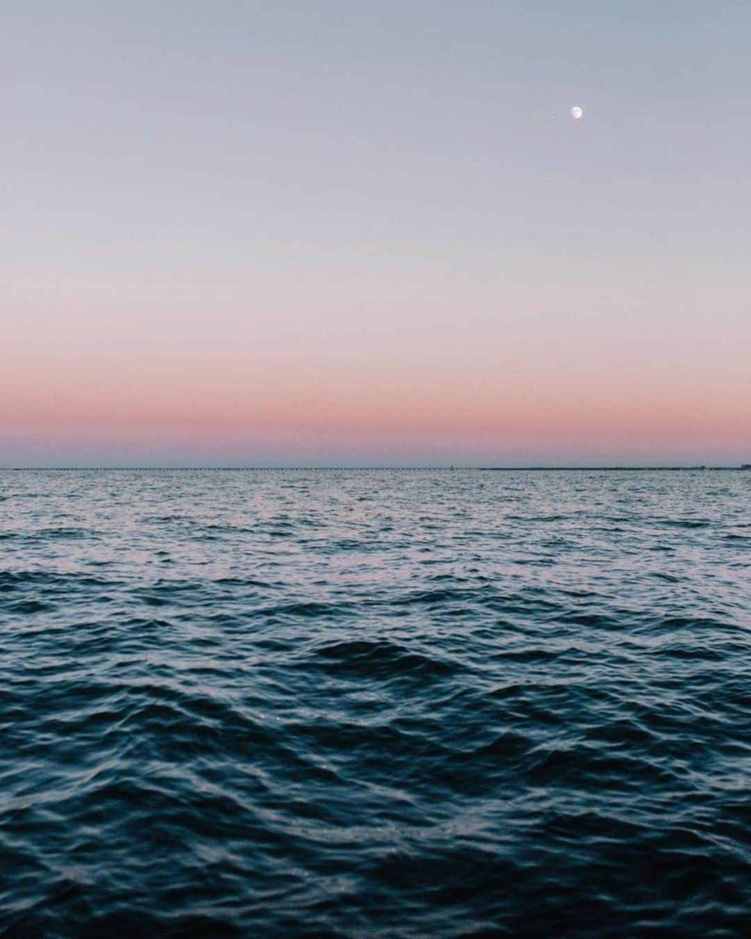 ツインセットさんのインスタグラム写真 - (ツインセットInstagram)「Do you love relaxing by the sea while watching the sunset? 🌊 We do ❤️ #twinsetlover」8月20日 17時01分 - twinsetofficial