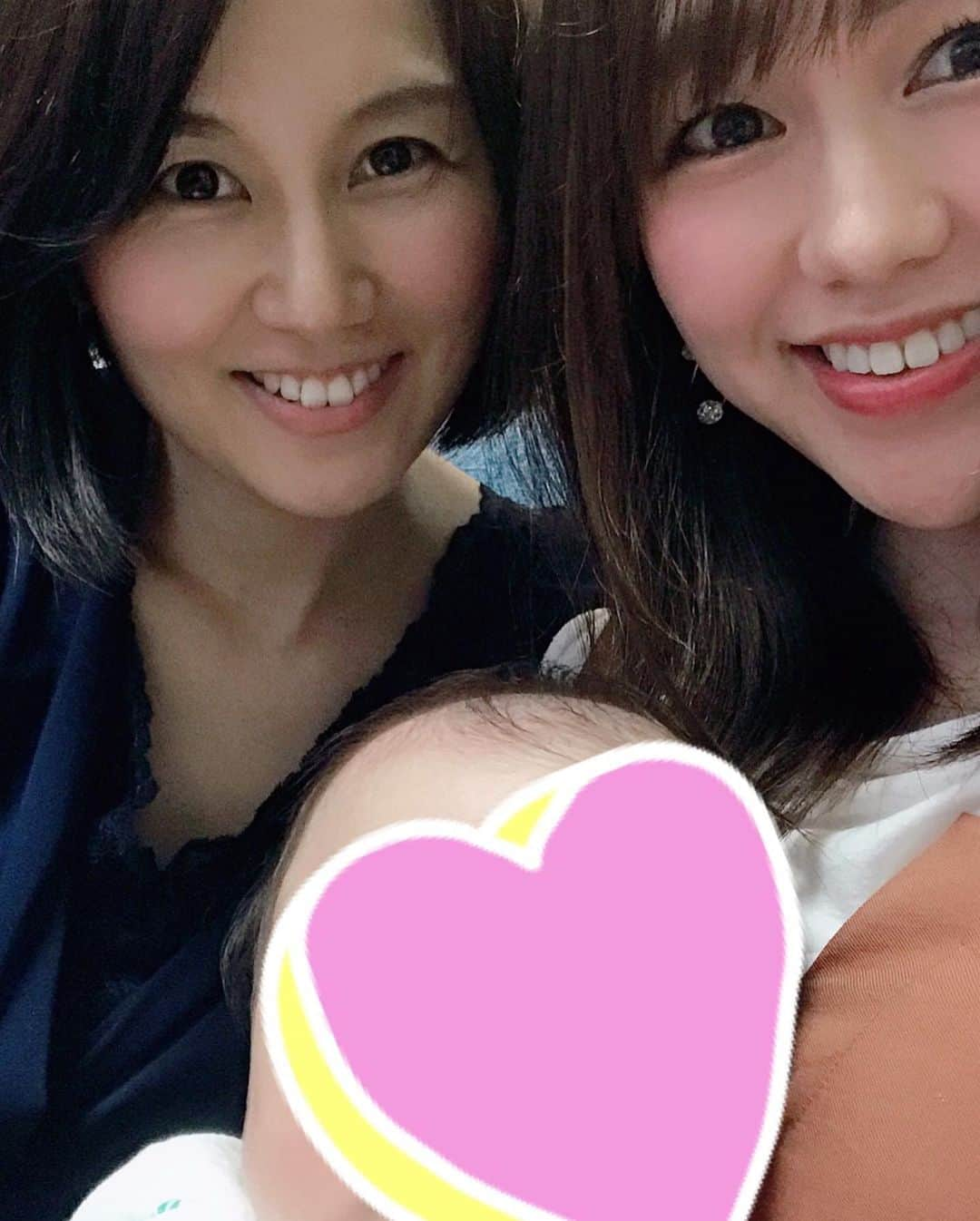 立石純子さんのインスタグラム写真 - (立石純子Instagram)「親友まなちゃんのところへ産まれてきてくれた天使君に会いに👼 (指に握りしめているのはまなちゃんにお祝いを渡したときについていたリボン。笑)  まもなくまなちゃんは旦那様とイギリスへ発ってしまうので🛩 わずかな時間でしたが、少しの間のお別れもつたえられました☺️ 天使君、わらい声が好きなのか 私たちが笑うと一緒にわらう。 同じトーンで3人でケラケラケラ。  にこやかなのがすきなのね〜 素敵だな〜  まなちゃんは産前から変わらず怖いくらい美人さんでした☺️笑  気をつけていってきてね。 旅立ち、応援しているよ。 帰りを待ってるね＾＾ #久しぶり #やっと会えた #親友 #ママ #baby #boy #cute #天使 #enjel #fun #smile #よく笑う #つられる #何がすきになるのかな #勝手に #楽しみ #笑 #イギリス #いってらっしゃい #おかえり #待ってるね #旅立ち」8月20日 17時02分 - junkokokotateishi