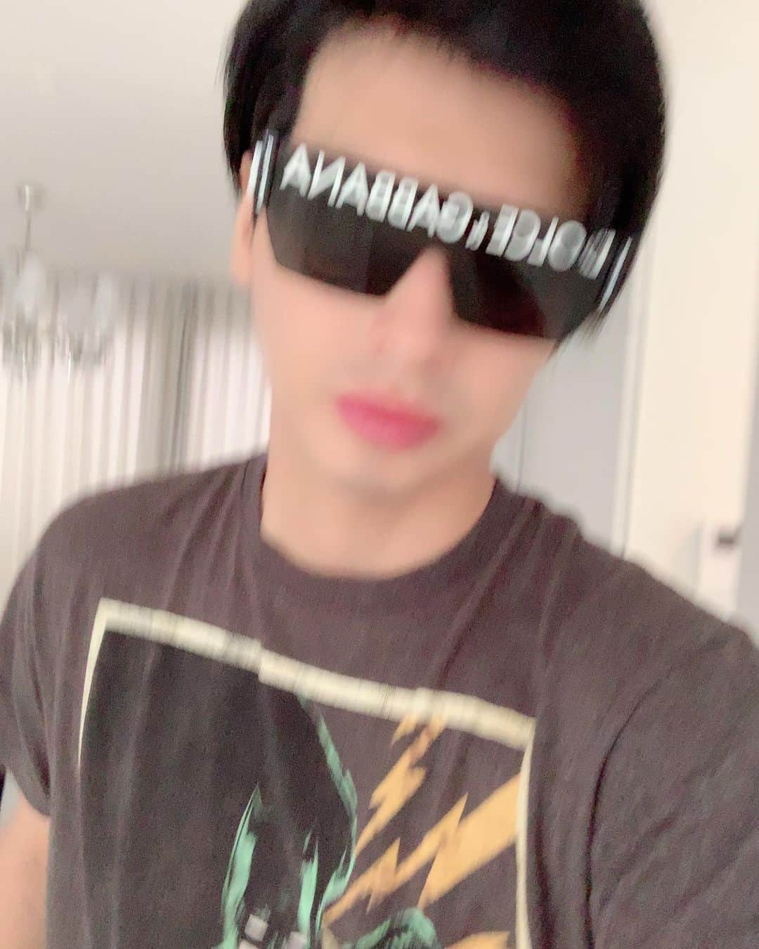 アレクサンダーさんのインスタグラム写真 - (アレクサンダーInstagram)「バタバタ 家でもサングラス🕶 #dolceandgabbana」8月20日 17時02分 - alexanderfriends