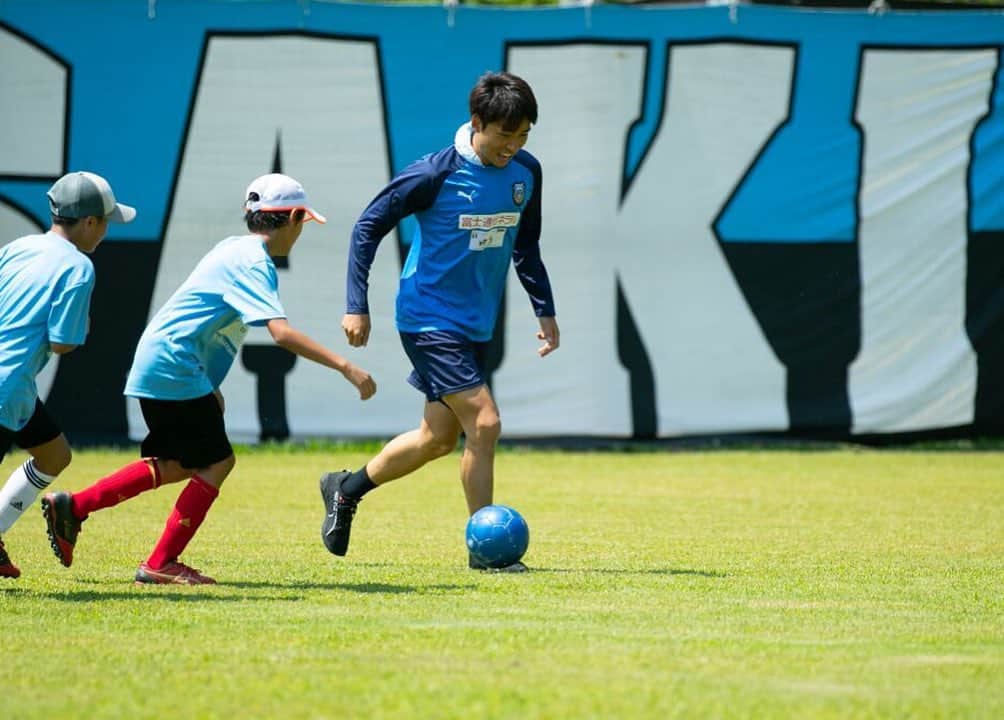 小林悠さんのインスタグラム写真 - (小林悠Instagram)「陸前高田サッカー教室  仙台戦の次の日に陸前高田に移動して、田んぼのカカシ作りや、サッカー教室をしてきました^_^  子供達の笑顔に元気をもらい、子供達の成長を感じてとても嬉しく思いました😌  陸前高田とフロンターレの繋がりは本当に素晴らしいと思うし、これからもお互いに支え合い、この関係がこの先もずっと続けばいいなと思いました😊  次はホームなので勝てるように頑張ります👍」8月20日 17時12分 - kobayashiyu11