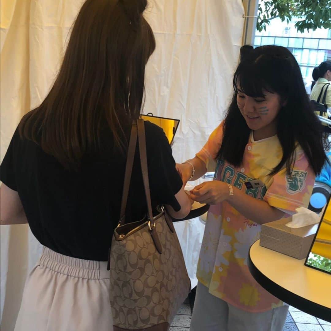TORACOさんのインスタグラム写真 - (TORACOInstagram)「pressのさやです🌷 トラ耳ヘアに続き、ボディシールを貼ってもらいました！！ すごくかわいくてテンションが上がります😆 会場内にはすでにトラ耳ヘアにユニフォームを着たTORACOがたくさん💗 ボディシールも体験してまだまだ楽しみましょう！！ #TORACO #阪神タイガース #TORACODAY #TORACOお揃いコーデ」8月20日 17時04分 - toraco_tigers