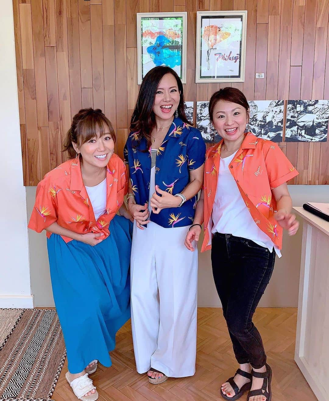 長嶺菜菜子さんのインスタグラム写真 - (長嶺菜菜子Instagram)「﻿ ﻿ みんなでおそろ🌴🌺﻿ ﻿ ﻿ 右の2人はレディース﻿ 左の1人はメンズのM﻿ ﻿ ﻿ @kizuna_okinawa﻿ ﻿ ﻿ オーダーも出来るよ🙆‍♀️👕﻿ プレゼントにも最適(♡︎ˊ艸ˋ♡︎)﻿ ﻿ ﻿ ﻿ ストレリチアALOHA﻿ ﻿ ▪︎line﻿ Men's/Ladies/Kids/Kids dress﻿ ﻿ ▪︎colors﻿ chic navy/salmon pink﻿ ﻿ ▪︎size﻿ Men's/M・L・XL・XL﻿ Ladies/Free size（M）﻿ Kids aloha & dress/S・M・L﻿ ﻿ ▪︎price﻿ Men's/ ¥15.000 税別﻿ Ladies/ ¥13.500 税別﻿ Kids/ ¥5.900 税別﻿ ﻿ ﻿ ★------------------------------------------------☆ ﻿ 【Kizuna shop】 ﻿ ﻿ 📍沖縄県宜野湾市大謝名3-4-2﻿ ☎️098−960−1723﻿ ﻿ 《OPEN》﻿ 火曜-金曜：11:00-17:00﻿ 土曜：13:00-17:00﻿ ★------------------------------------------------☆ ﻿ #沖縄人 #うちなんちゅ﻿ #かりゆしウェア﻿ #リゾートウェア﻿ #沖縄アパレル﻿ #Kizuna_okinawa﻿ #Kizuna」8月20日 17時12分 - na7co0422