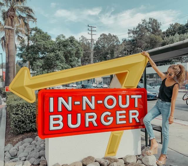 福井仁美さんのインスタグラム写真 - (福井仁美Instagram)「““IN-N-OUT “”is LA iconic🍟 I just back to LA!! ────────────────────── LA帰ってきました！ベガスやアリゾナより涼しくてやっぱりここは最高に気持ちいい💛 ・ #hamburger #innout #love #yum #hamburgers #animalstyle #LA #losangeles #LAlife #california #californialove #california_igers #losangelesfashion #🇺🇸 #ロサンゼルス #カリフォルニア #hollywood #lastory」8月20日 17時20分 - hitton28