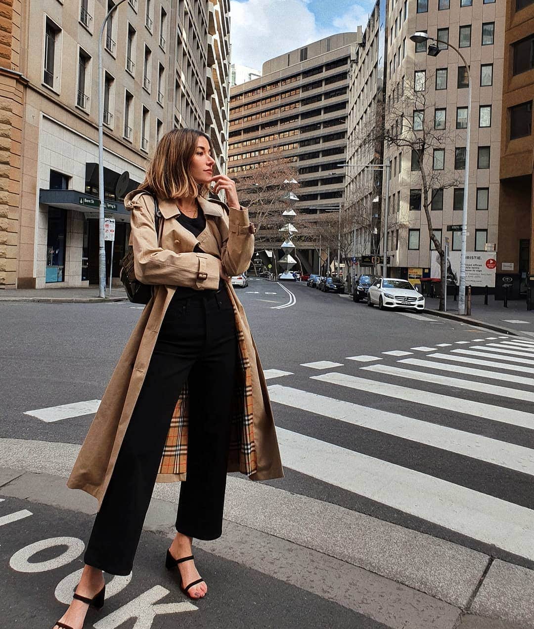 カルメン・ハミルトンのインスタグラム：「Little me in the big city @burberry」