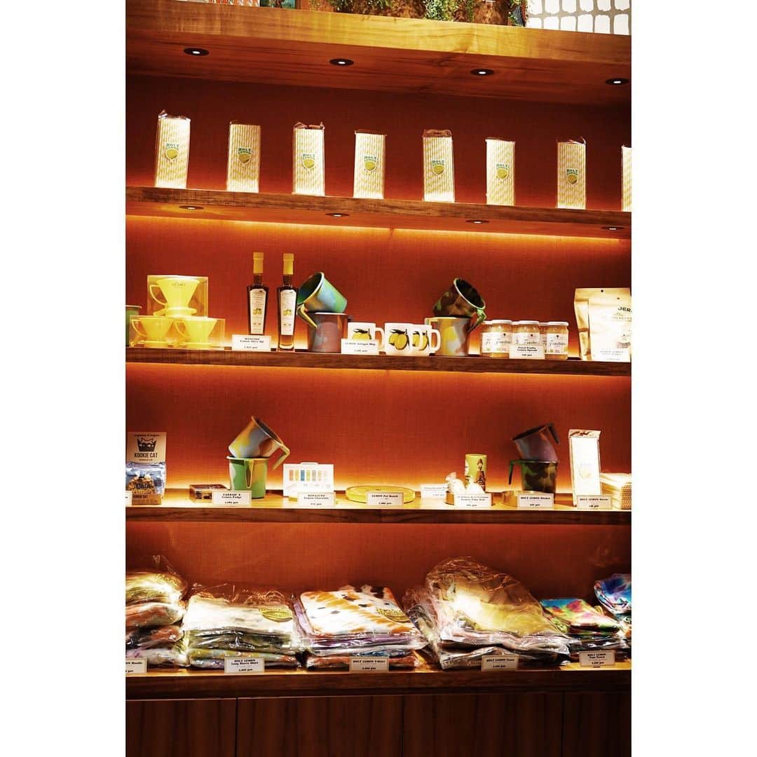 eriさんのインスタグラム写真 - (eriInstagram)「レモンにまつわるお菓子や調味料なんかもたくさんおいてあって楽しい。ビンテージのマグや鍋敷きなんかもセレクトしてみました。  #しまなみレモンケーキ は絶対置くよね〜 だいすき。 @toriba_coffee #HOLYLEMONTOKYO」8月20日 17時20分 - e_r_i_e_r_i