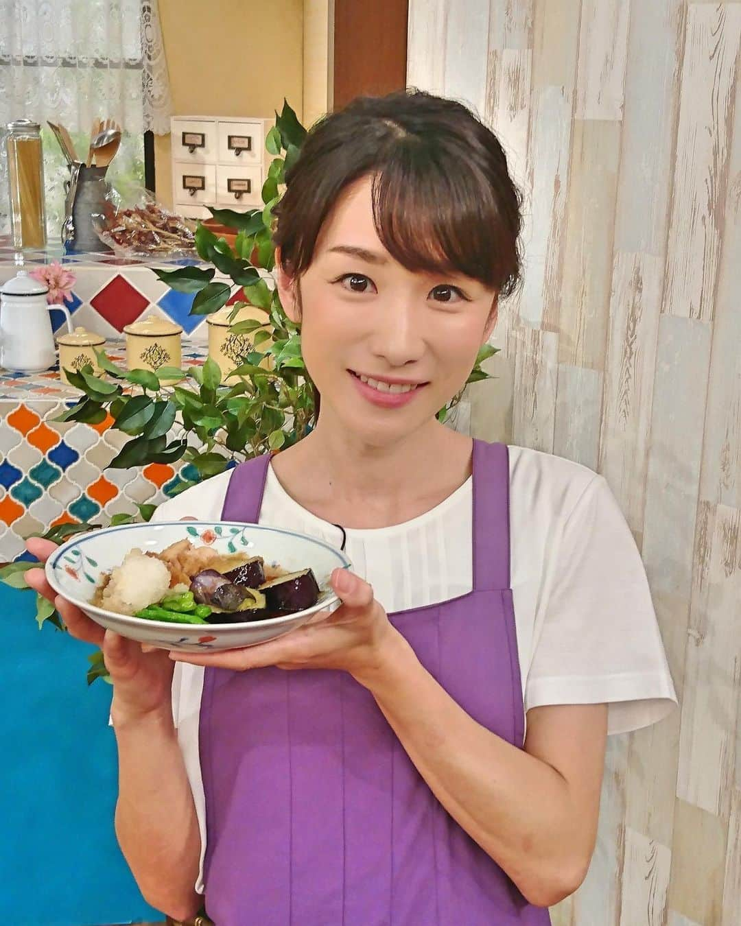 堂真理子さんのインスタグラム写真 - (堂真理子Instagram)「先週土曜日の「おかずのクッキング」では、なすと鶏肉の揚げだしをお伝えしました♫エプロンもなす色です🍆✨不安定な天気が続きますが、体調にはお気を付け下さい✨  #おかずのクッキング #なす #鶏肉 #揚げだし #テレビ朝日 #アナウンサー #アナウンサー衣装  #lautreamont #salonge #sybillacasa」8月20日 17時14分 - mariko_do