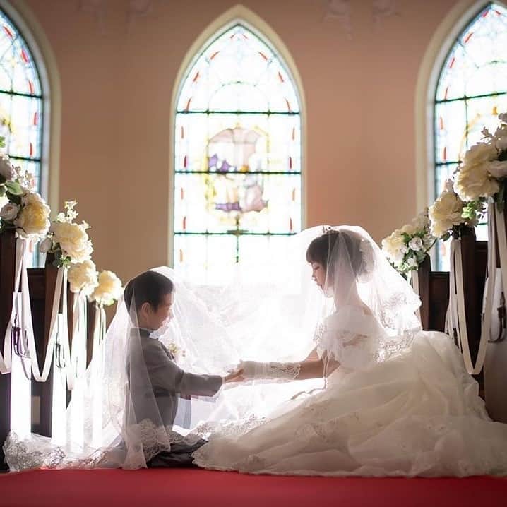 ホテルモントレウェディング【公式】 のインスタグラム：「♥ ￣￣￣￣￣￣￣￣￣￣ @montereyweddingをフォローして 『 #モントレ花嫁 』『 #ホテルモントレ』の タグをつけて投稿してくださいね＊*. . ホテルモントレ ラ・スール大阪 @lasoeurosaka_weddingの #卒花嫁 @_kana_weddingさまより 素敵なお写真をリグラムさせていただきました！ ・ お子様との素敵なショット✧* 『いつのまにこんなに大きくなったの😢❤️』と。 愛情がたくさん伝わってきますね！ ・ ◆ホテルモントレ公式HPはこちら* https://www.monterey-wedding.jp ・ #モントレ #モントレ花婿  #プレ花嫁 #卒花 #marry花嫁 #dressy花嫁 #farnyレポ #プラコレ ﻿#maricuru #dressy花嫁 #日本中のプレ花嫁さんと繋がりたい #ウエディングニュース #flower #ウェディングドレス #dress #結婚式 #披露宴 #結婚式場 #2019年秋婚 #2019年冬婚 #ホテルモントレラスール大阪  #ラスール大阪 #大阪 #挙式 #ceremony #チャペル #教会式」