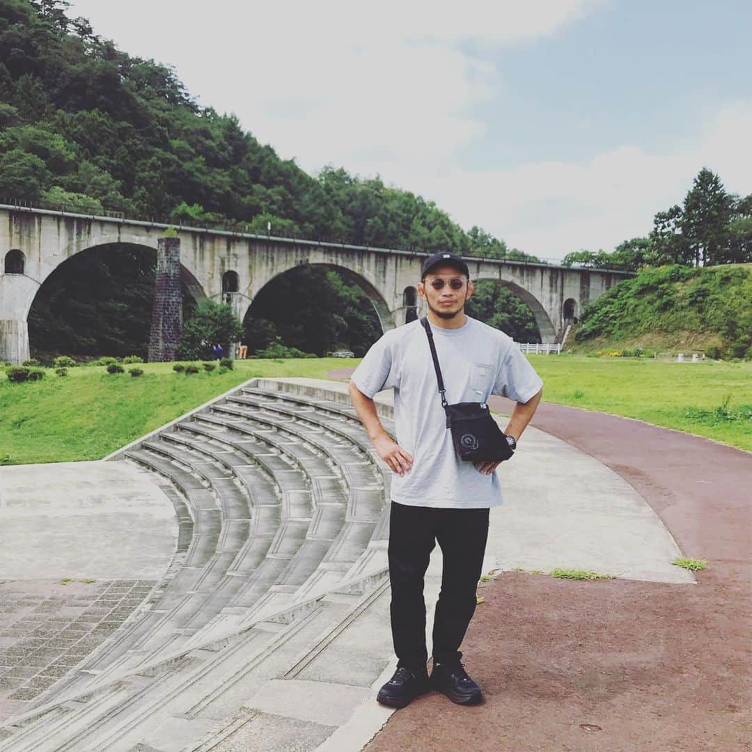 宇野薫のインスタグラム：「めがね橋  #めがね橋 #岩手 #宇野薫 #宇野薫のテーマがありすぎコーディネート  #onehundredathletic #100athletic  #newerajapan #stussy #stussyeyegear #hokaoneonebondi6」