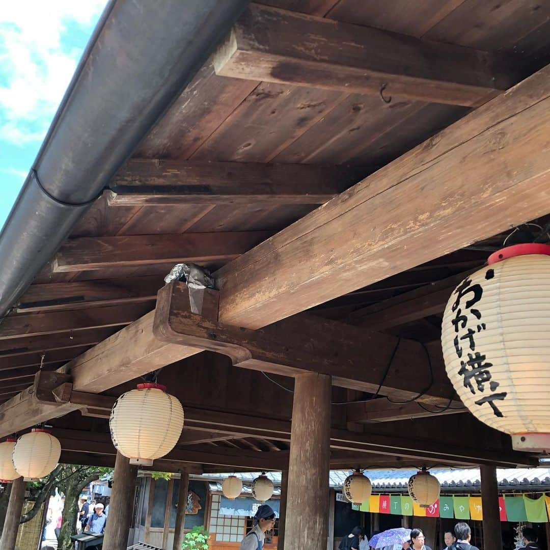 井上香織さんのインスタグラム写真 - (井上香織Instagram)「2019.8.20☀️ ・ おかげ横丁へ。 暑すぎて3人とも汗だく💦💦 ただ美味しいものたくさん食べられたし、雰囲気がやっぱり好きで本当に癒された😌♡ ・ #おかげ横丁 #伊勢 #三重県 #赤福氷 #伊勢焼きうどん #松坂牛コロッケ #エビマヨ天 #念願のものすべて制覇 #満足な旅」8月20日 17時19分 - kaorin888