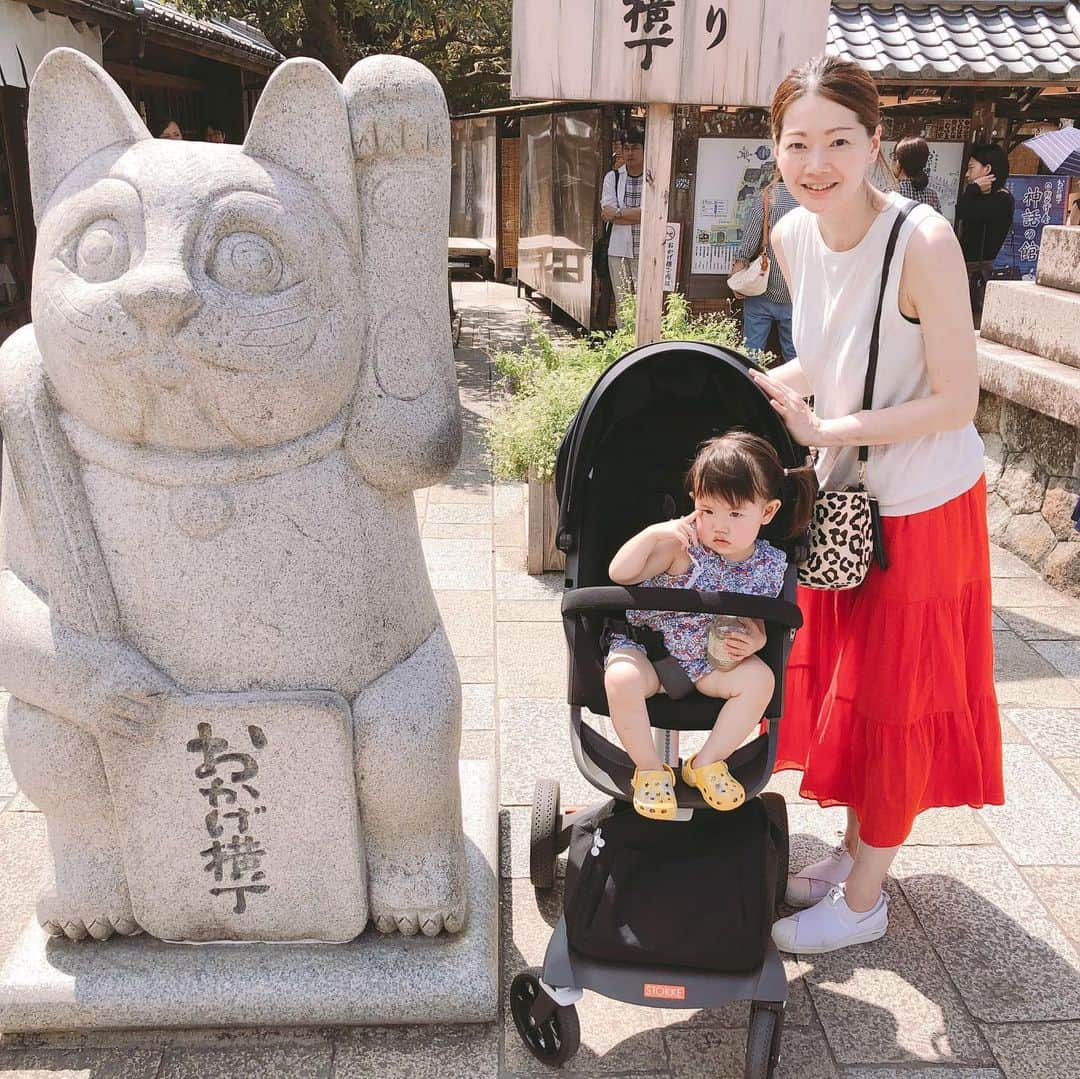 のインスタグラム：「2019.8.20☀️ ・ おかげ横丁へ。 暑すぎて3人とも汗だく💦💦 ただ美味しいものたくさん食べられたし、雰囲気がやっぱり好きで本当に癒された😌♡ ・ #おかげ横丁 #伊勢 #三重県 #赤福氷 #伊勢焼きうどん #松坂牛コロッケ #エビマヨ天 #念願のものすべて制覇 #満足な旅」