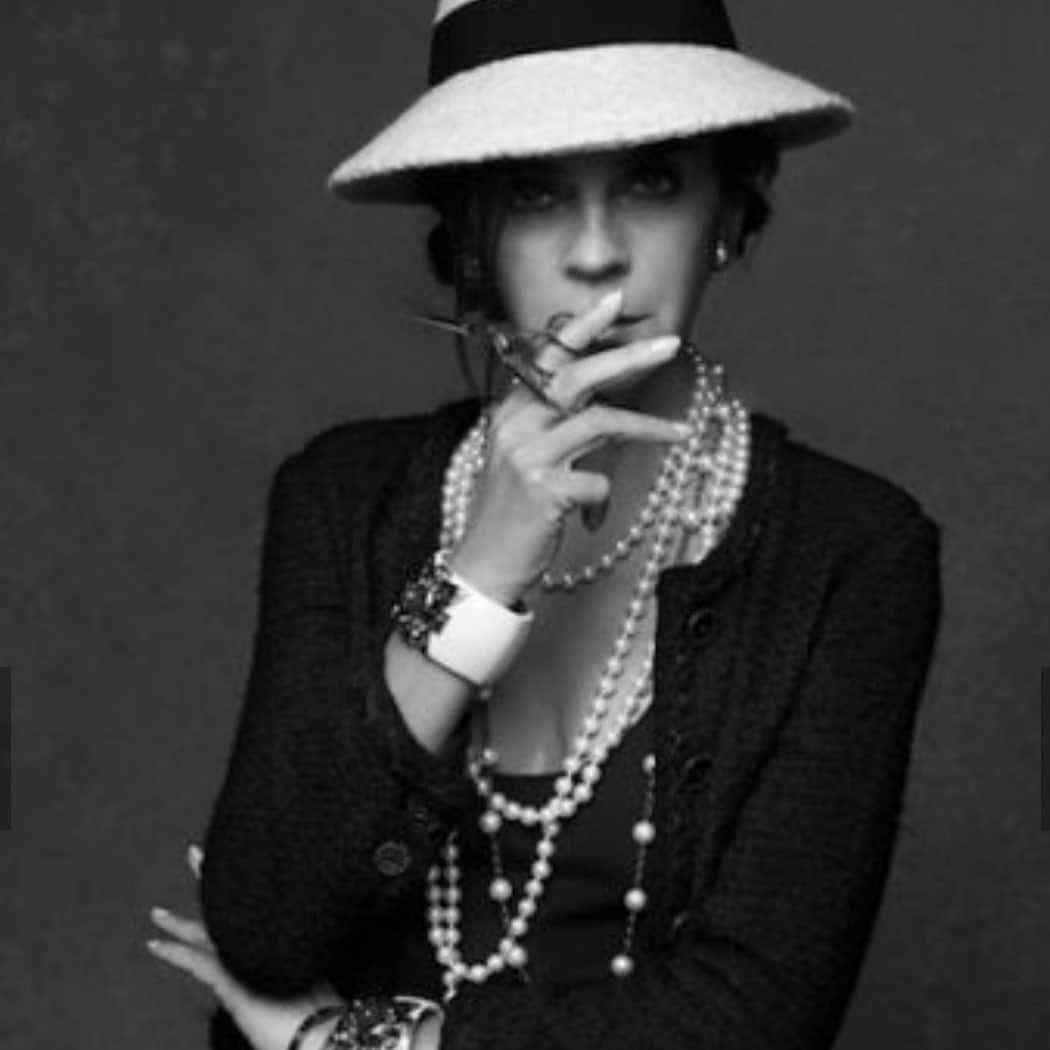 カリーヌ・ロワトフェルドのインスタグラム：「Happy birthday,mademoiselle Chanel🖤you are the one and only one#thelittleblackjacket#karllagerfeld」