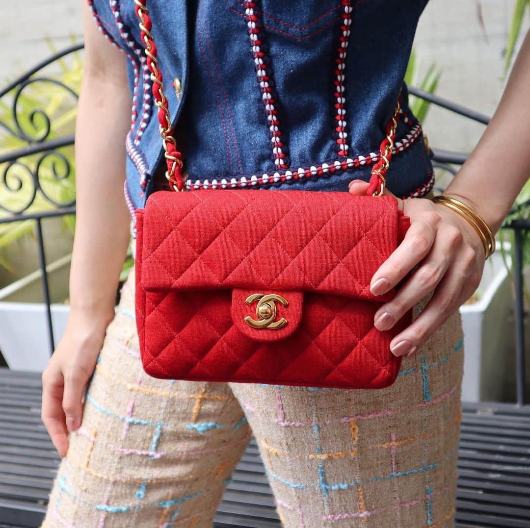 Vintage Brand Boutique AMOREさんのインスタグラム写真 - (Vintage Brand Boutique AMOREInstagram)「Chanel cotton shoulder bag. ▶︎Free Shipping Worldwide✈️ ≫≫≫ DM for more information 📩 info@amorevintagetokyo.com #AMOREvintage #AMORETOKYO #tokyo #Omotesando #Aoyama #harajuku #vintage #vintageshop #ヴィンテージ #ヴィンテージショップ #アモーレ #アモーレトーキョー #表参道 #青山 #原宿#東京 #chanel #chanelvintage #vintagechanel #ヴィンテージ #シャネル #ヴィンテージシャネル #amoreomotesando #アモーレ表参道」8月20日 17時23分 - amore_tokyo