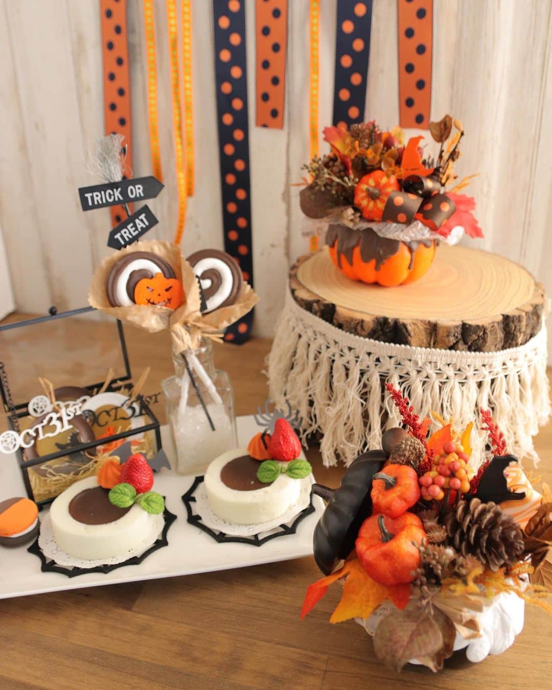 のインスタグラム：「・ 【アーティフィシャルで季節を迎える】 HELLOWEEN&(ハロウィン🎃&) ・ FG9210.25 ドライドユーカリバンドル FM8162.9 ワイルドパンパス FM1661.8 ドライドルベリー FV879 ミックスパンプキンピック HW3095 パンプキンドングリピック ・ 【インテリアグリーン】キャンペーン開催 ＊期間:8/9(金)〜25日(日) ①URLサイトにて【参加認証】押す @magiq.jp を フォロー ③ #magiqインテリアグリーン2019 詳しくは👇URLをCheck❗️ https://camp-in.jp/magiq-interiorgreen-2019 ・ #TOKYODO#MAGIQ#MAGIQのある暮らし#東京堂#アーティフィシャルフラワー#アーティフィシャル#アートフラワー#造花#花のある暮らし#花のある生活 #花好きな人と繋がりたい#フラワーデザイン#フラワーアレンジメント#フラワーアレンジ#アレンジメント#花が好き#花を飾る#artificial#artificialflower #flowerofinstagram#ハロウィン#ハロウィンアレンジ#ハロウィンアレンジメント  #花藝#插花#花藝課#保鮮花#不凋花#꽃스타그램」