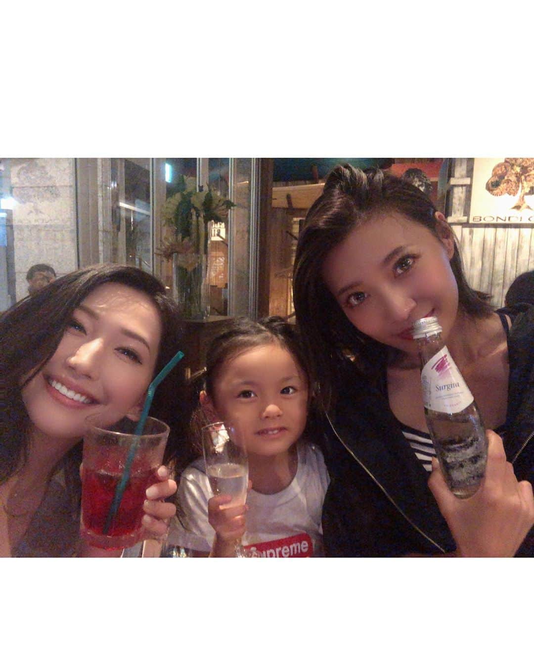 佐山愛のインスタグラム：「♡ ・ この前、えなちゃん親子と遊んだよ♡ ・ なかなかタイミング合わなくて ほんと久々だったし、 色んなお話できて楽しかった〜♪ ・ ちびえなは相変わらず天使で 佐山さんメロメロ😍😂💕 ・ この動画、ずーっと見ちゃう♡ ・ 子供ってほんと面白いわ🤣❤️ ・ ・ 3人で温泉行ったのがもう2年前だし、 また一緒にお出かけもしたいなぁ☺️ ・ ・ #たんさんす」