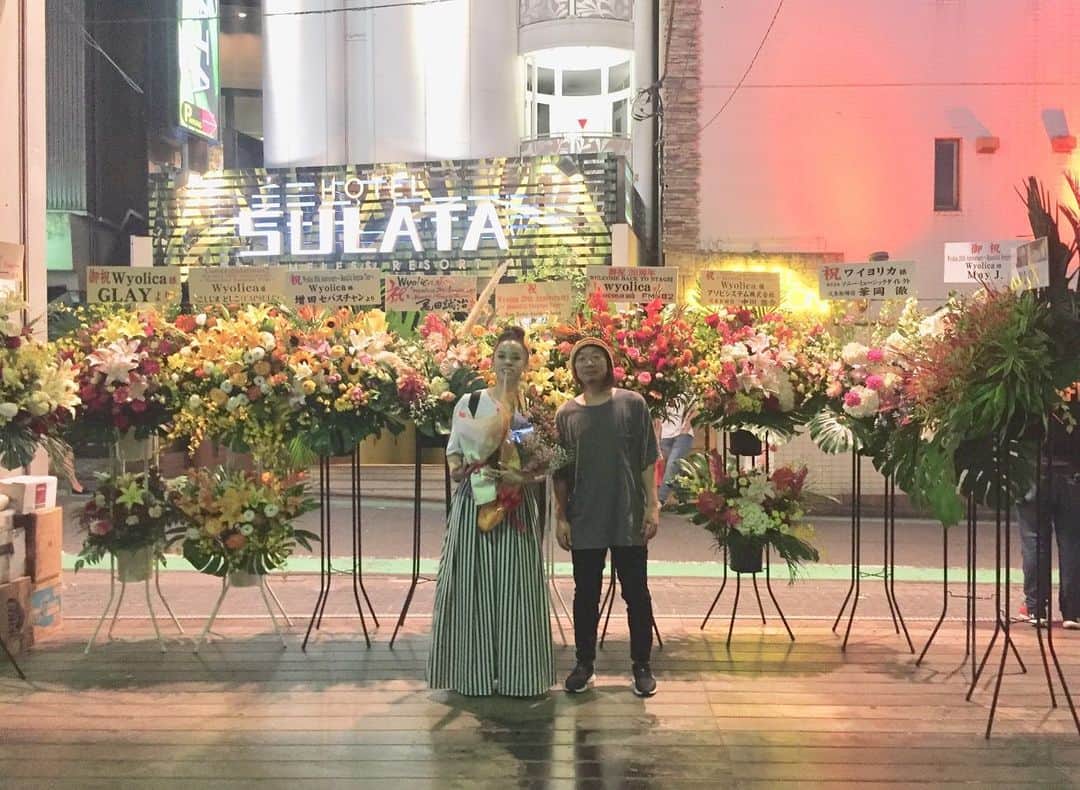 azumiのインスタグラム：「たくさんのお花もありがとうございました！！凄すぎて会場に着いた時ちょっと怯みました！😂 #大沢伸一 #GLAY #亀田誠治 #MayJ #FLOW #増田セバスチャン #こしじまとしこ #capsule #ソニーミュージックダイレクト #華岡徹 #アソビシステム #中川悠介 #FM802 #FMcocolo #qetic #harleydavidsonjapan #元ちとせ #佐藤竹善 #singliketalking #wyolica #ワイヨリカ」