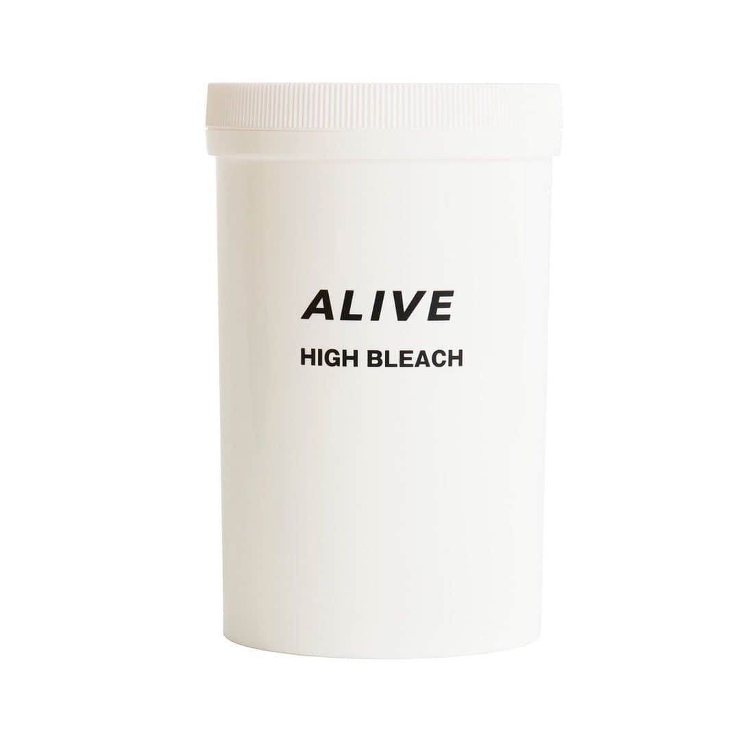 ALIVEさんのインスタグラム写真 - (ALIVEInstagram)「#amazon でも取り扱いしているALIVE high bleach は通常のブリーチに比べて一度で明るさが出やすいブリーチです🍀 【BEAUTY GARAGE様にてお取扱中🌷】 ・ グラデーションカラー、ハイライト、バレイヤージュ、地毛を残したグラデーションカラー、外国人風カラーなどヘアカラーに特化した原宿・表参道・吉祥寺の美容室『ALIVE（アライブ）』が開発した、パウダーブリーチ（500g）、オールウェーブセットローション（1000ml）、カラーキープシャンプー（200ml）が日本最大級プロ向け美容商材卸し『BEAUTY GARAGE』様にてお取扱い中です❣️ ・ ※ガモウ様でも取扱中❗️ ・ ・ ・ 【パウダーブリーチ】 ・ リフト力の安定と心地よい操作性をコンセプトに独自に開発したパウダーブリーチ。 ノンダストタイプで粉飛びが少なく、コストパフォーマンスの良さも特徴です。 ・ ・ ・ 【オールウェーブセットローション】 ・ 美容学生の方にオススメの美容師国家試験向けオールウェーブセットローションは、コストパフォーマンスに優れた1000mlの大容量タイプ。 セラミド配合で手荒れをしにくく乾きにくいため、水分補給をする手間が省けタイム短縮に貢献します。 ・ ・ ・ 【カラーキープシャンプー】 ・ ▶︎《紫（ムラシャン）》 紫の濃さにこだわったムラサキシャンプー。 外国人のような黄色味の無い綺麗なカラーを持続させます。 濃さにこだわっているので、わかりやすい結果を求められる方や、ブリーチした髪やグラデーションカラー、ハイライトをした髪にオススメです。 ・ ▶︎《シルバー》 ハイトーンのブリーチ毛や、黄色味が気になる方にオススメです。 3日に1回程度、泡立てて置いておくだけでブリーチの嫌な黄色味やギラツキを抑えて柔らかいベージュをキープすることができます。 ムラシャンよりも青みを抑えハイトーンに適した色を配合しています。 ・ ▶︎《ベリーピンク》 ブリーチしてピンクや赤など暖色系の髪色にした方にオススメです。 色落ちを防ぎ、カラーの色持ちをよくしてくれカラーを長く楽しむことができます。 色が落ちて黄色くなってしまった方は、シャンプー後3～10分おくとより効果的です。 ・ ・ ・ 『BEAUTY GARAGE』様のサイトにて「ALIVE」と検索いただくと商品の一覧をご覧いただけます🌸🌸 ・ ・ #ビューティガレージ #ガモウ #ブリーチ #ブリーチ剤 #パウダーブリーチ #セットローション #ムラシャン #シャンプー #ALIVE #表参道美容室 #原宿  #吉祥寺 #美容室 #美容学生 #美容学校 #国家試験​ #ヘアカラー #グラデーションカラー #ハイライト #バレイヤージュ #外国人風カラー #BEAUTYGARAGE #gamo」8月20日 17時35分 - alivehair