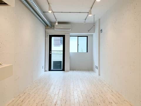 グッドルームさんのインスタグラム写真 - (グッドルームInstagram)「東京 #駒込 ワンルーム 22.27㎡⁠ ・ ▼魅了されました。⁠ ⁠ 美学を感じるクールな空間。⁠ そう、このお部屋は〈魅せる部屋〉なんです。⁠ ⁠ ・⁠ ⁠コンクリ打ちっ放しを白塗装、⁠ ダメージ加工を施した無垢床、⁠ リノベーションでクールに仕上がったお部屋です。⁠ ⁠ 天井のむき出しの配管もとてもクール。⁠ ⁠ 無骨な雰囲気を感じさせながらも、⁠ ホワイトでお部屋のトーンが統一されており、⁠ 適度に温かみも感じる空間に仕上がっています。⁠ ⁠ 白く洗練された印象のキッチンで、⁠ お湯を沸かし、丁寧にハンドドリップ。⁠ ⁠ 窓辺にスツールを置いて、⁠ ほっと一息つきながら珈琲を。⁠ そんな時間を過ごしたいなと。⁠ ⁠  SOHOも可能なお部屋なので、⁠ 仕事場として使っても捗りそうな空間でした。 ⁠ ・⁠ こちらの物件は実際に住めるお部屋です。詳細はストーリー、ハイライトにて！⁠ ⁠ ・⁠ こだわりのお部屋探しは、@goodroom_jp から URLをチェック！⁣⁣⁣⁣⁣⁣⁣⁣⁣⠀⁣⠀﻿⁠ ⁠ ・⠀﻿⁠ ※最新のお家賃につきましては、リンク先物件ページからご確認ください。 ⁠ ・⁠ #goodroom#interiordesign#decoration#myhome⠀ #homedesign#interiordecor #urbanlife #apartment #tokyo #東京 #生活 #シンプルな暮らし#シンプルライフ #日々の暮らし#引っ越し#暮らしを整える #開放感のある家 #白い壁 #窓  #間取り図 #賃貸⁠ #照明 #リノベーション #無垢床 #コンクリート打ち放し #一人暮らし #白塗装 #リノベーション賃貸」8月20日 17時35分 - goodroom_jp