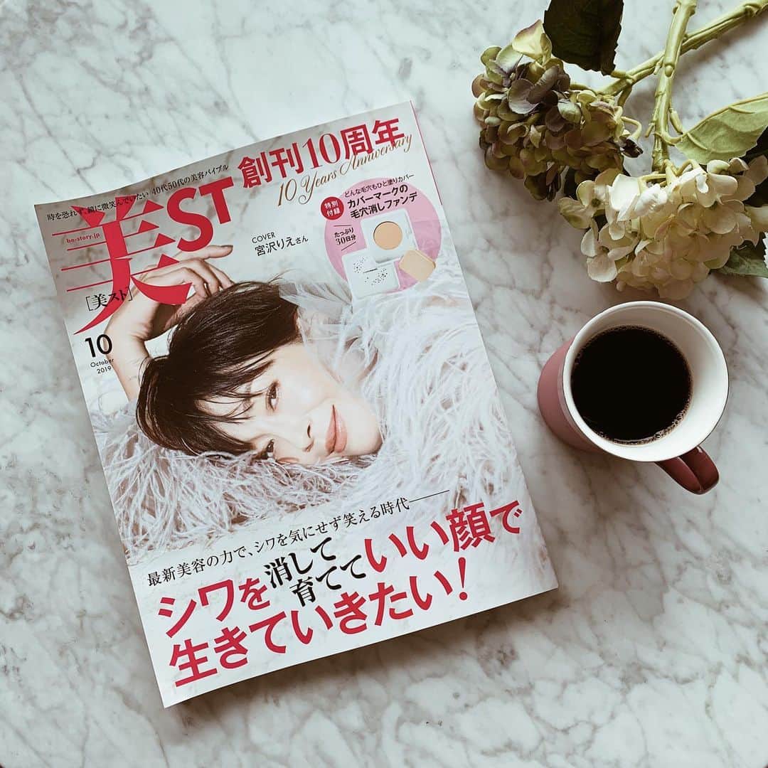 のインスタグラム：「先日、 @okuda_junko ちゃんと一緒に撮影した、美STが発売しました📖 14年前にJJbisで撮影したポーズと同じポーズで写真撮ったりしました 笑 私達、大人になったな…14年って 笑 よかったら見てください☺️ ・ ・ ・ @be_story_official  #美ST」