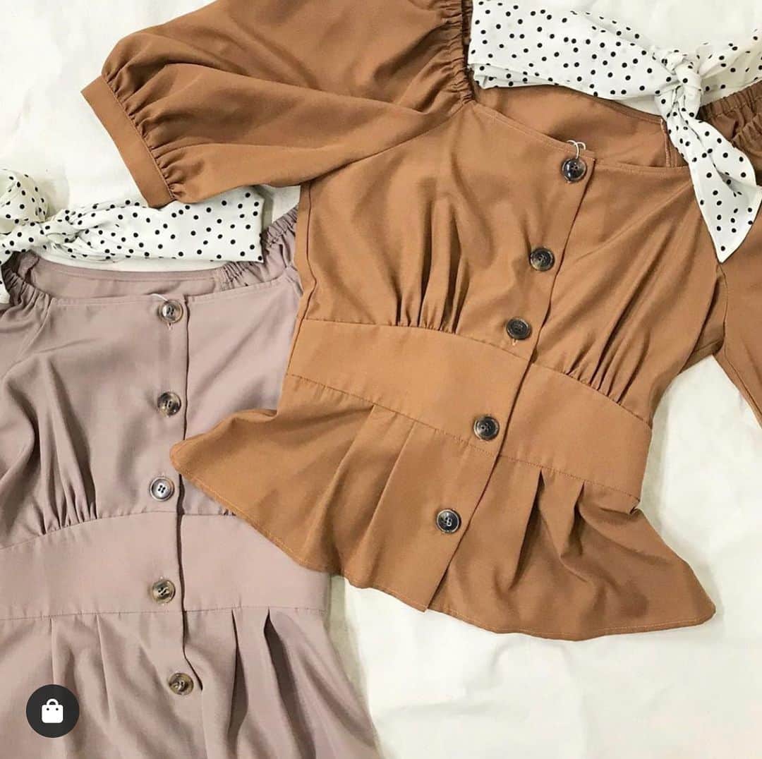 のインスタグラム：「呢個pre-autumn咁興絲巾😉🤙🏻 想買但係又唔知點襯 呢套一set架！💖 🌟in peplum preautumn top (with scarf) (Black/ pink/ camel)」