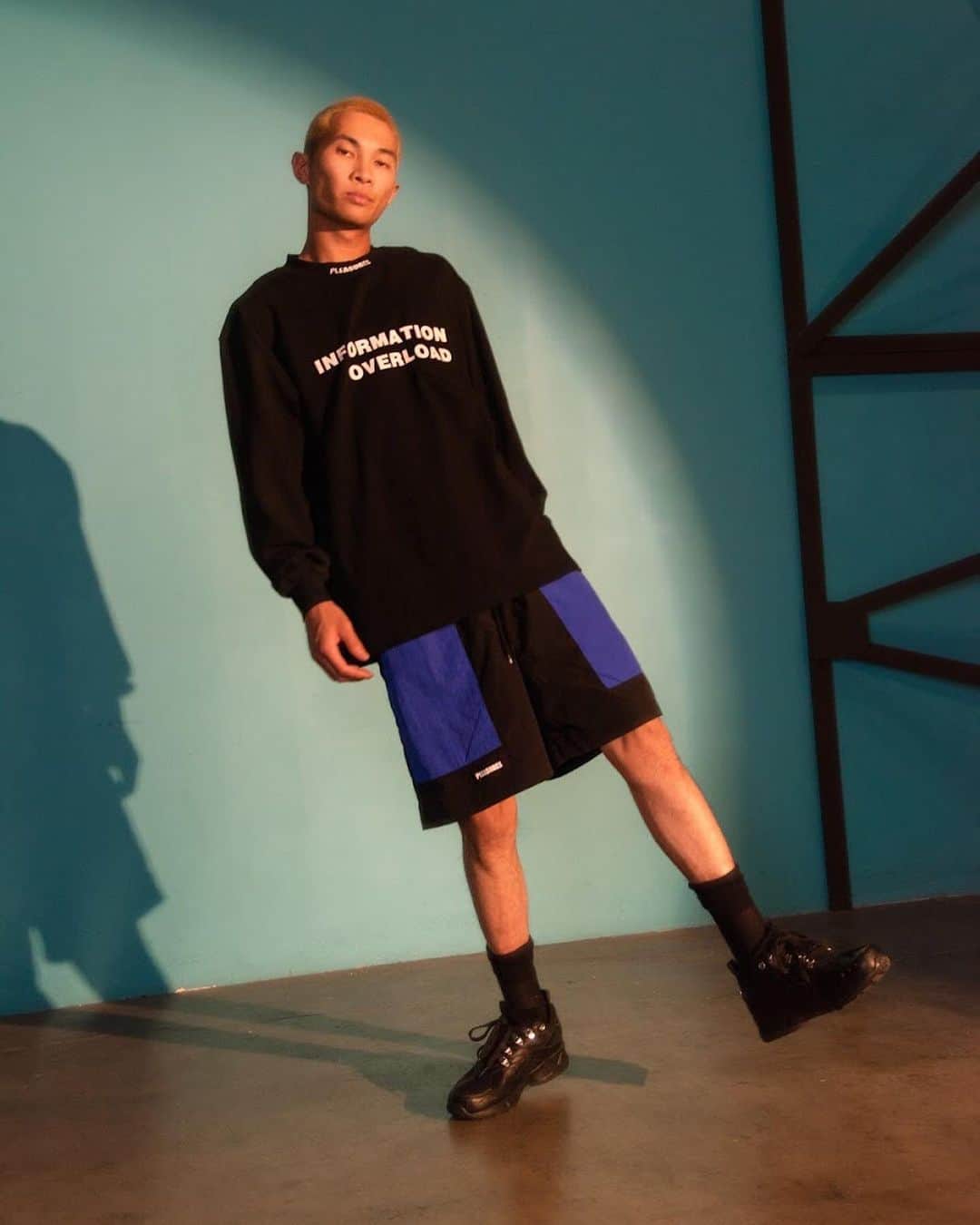 HYPEBEASTさんのインスタグラム写真 - (HYPEBEASTInstagram)「@hypebeaststyle: @pleasures is back with a new collection dubbed “Information Overload.” Tinged in bold graphics and bright patterns, the new range of streetwear garments includes a bevy of loose-fitting styles which riff on post-millennial angst.  Photo: @bethany.vargas/PLEASURES」8月20日 17時47分 - hypebeast