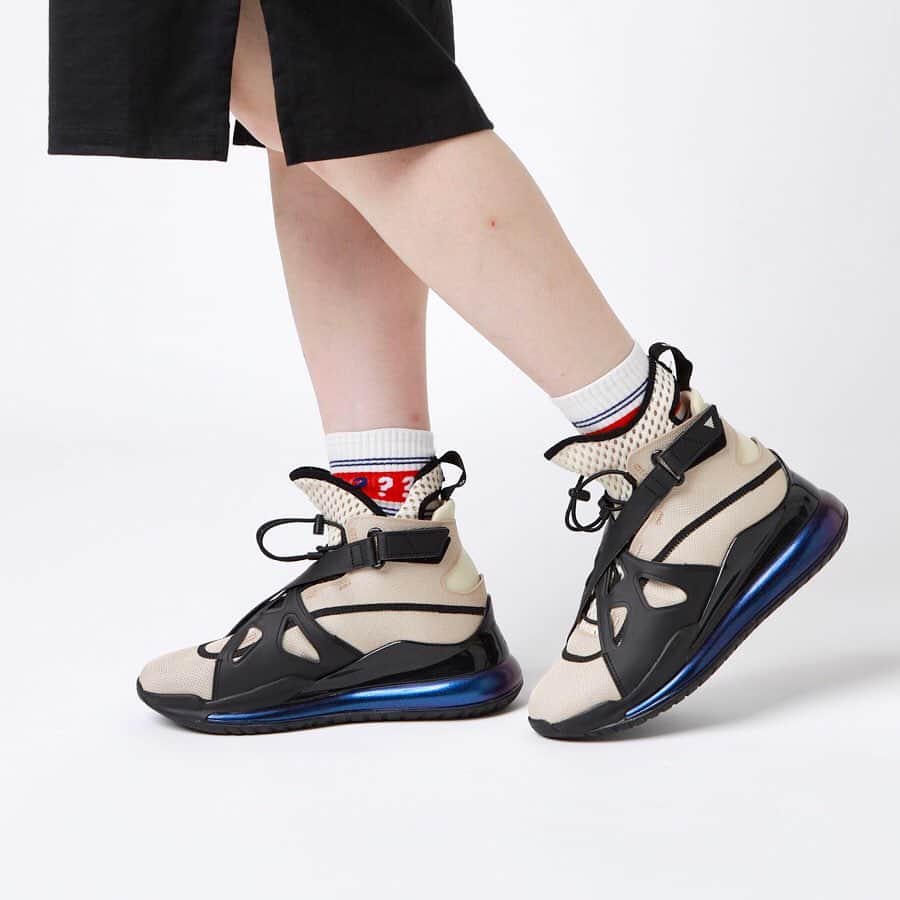 のインスタグラム：「. 8/22より発売の"NIKE WMNS JORDAN AIR LATITUDE 720"。 720°のAIRを携え、AIR JORDAN 8の尊重でもあるクロスストラップを配したこちらのハイブリッドモデルは見た目はもちろん、通気性のよい素材なので履き心地も抜群🔥 今回のカラーはシックなベージュ×ブラックカラーで登場。 秋口にもぴったりな一足です！ . 8/22(THU)IN STORE NIKE WMNS JORDAN AIR LATITUDE 720 AV5187-002 ¥18,000-(+tax) . #atmos#atmospink#atmostokyo#nike #airjordan#ナイキ#アトモス#アトモスピンク」