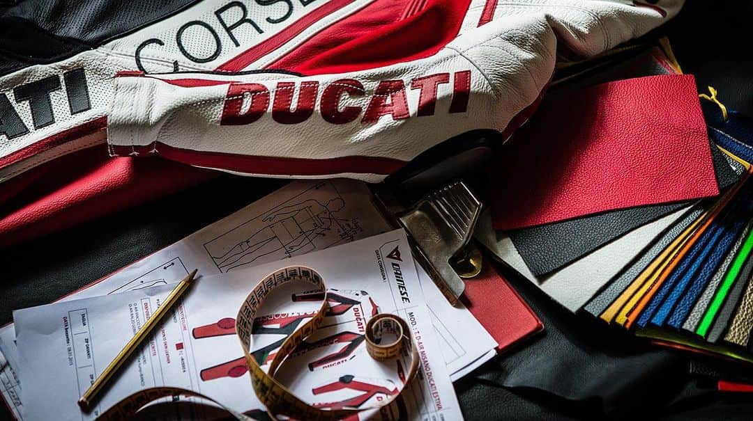 Ducati Japanさんのインスタグラム写真 - (Ducati JapanInstagram)「【自分だけのスーツを造る】「SuMisura／スミズーラ」。イタリア語で「特注する」や「計測する」を意味します。その「SuMisura」の名前がついたドゥカティのアクセサリーサービスは、オーダーメイドのレーシングスーツを造ること、なのです。  レーシングスーツを熟知した専用スタッフが各部のサイズを計測。お客様一人ひとりの身体とライディングスタイルを考慮し、ピッタリとフィットしながら動きやすい、パフォーマンスウエアとしてのレーシングスーツを造り上げます。  デザインもお好み通り。オリジナルデザインや名前などのレタリングはもちろん、「SuMisura」対応のレーシングスーツをもとにしたカラーリング変更にも対応します。  ドゥカティを操るための最高のライディングギアを手に入れる。「SuMisura」で、それをご体感下さい。  #ドゥカティいいじゃん」8月20日 17時45分 - ducatijapan