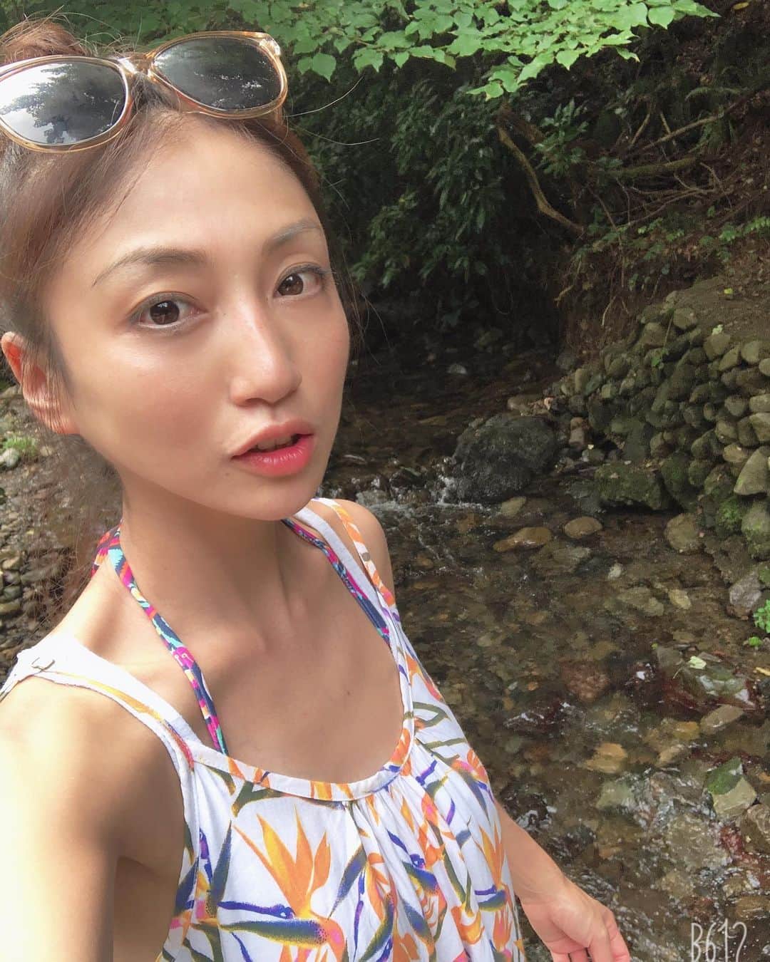 のインスタグラム：「恵比寿大人の遠足！ 前日の夜に決まり行ってきた！ 川遊び！飲んで飲まれて写真のサングラスとワンピースを無くした私w 楽しかったからまあいいかー！ @ami_nakagawa_  #中川愛海 #一日一回カンパイ #川遊び #恵比寿大人の遠足 #恵比寿大人の修学旅行」