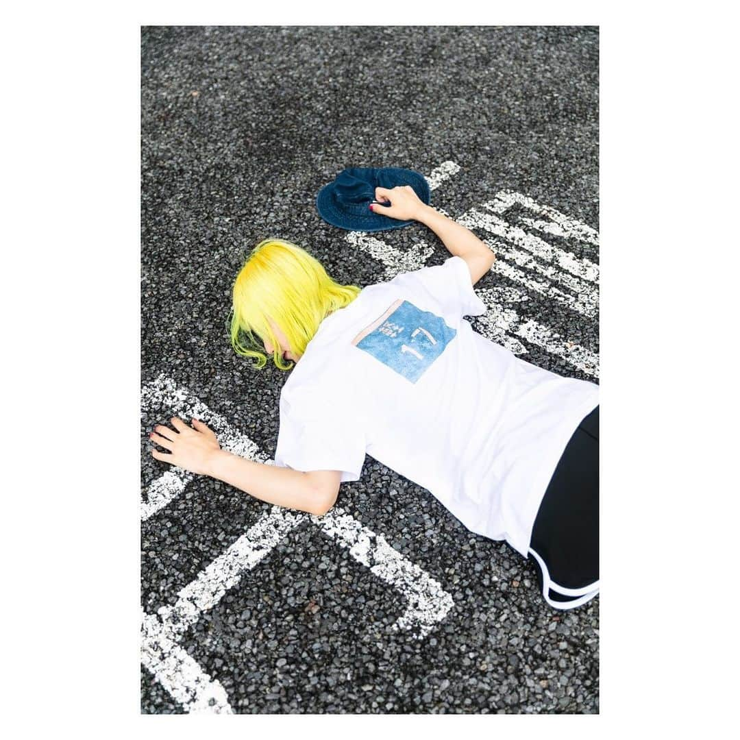 MAMIさんのインスタグラム写真 - (MAMIInstagram)「今年のメンバーデザインTシャツ ぼくのTシャツは 背番号・軽17 Tシャツです フロントにちっちゃいマンホール . . お買い求めは @feedback_tokyo . . . . #メンバーデザインT #軽17 #フロント は #オレオでもなく #100円玉でも500円玉でもないのよ . . 📸 @k_amirin_photo  いつもあにがとう」8月20日 17時52分 - mmts_dayo