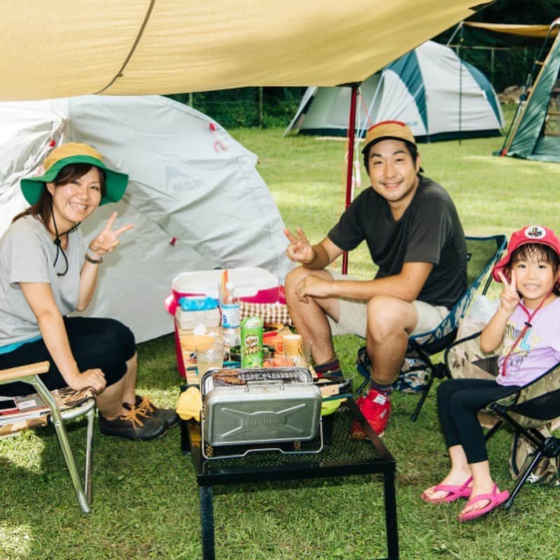 キャンプ情報サイト［ランタン］さんのインスタグラム写真 - (キャンプ情報サイト［ランタン］Instagram)「CAMP SMILE STYLE ／ のんびりした時間がキャンプの醍醐味！ 家族3人笑顔でファミキャン！ ＼ いろんなキャンパーのキャンプスタイルを現地取材と一般キャンパーからの投稿で数多く掲載してます。 . . 詳しくは @lantern.camp  webサイトをご覧ください . . #camp #camping #outdoor #travel #trip #lantern_smile #nature #キャンプ #キャンプ用品 #アウトドア #テント #自然 #旅行 #キャンプ初心者  #キャンプ好きな人と繋がりたい #ハイマート佐仲 #イグルーウォータージャグ2ガロン #msr #プリムスバーナー #フロンティアpzランタン #ファミリーキャンプ #ファミキャン」8月20日 17時52分 - lantern.camp