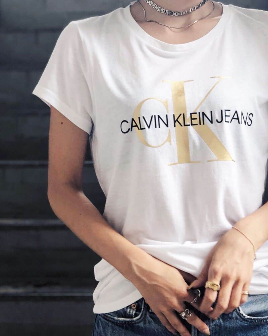 gallerieさんのインスタグラム写真 - (gallerieInstagram)「. #calvinklein #ckj #calvinkleinjeans ———————————— ☑︎ CK LOGO TEE（¥6,500+tax） . 都会的で洗練されたニューヨークスタイルをブランドコンセプトに、 NYでは当然ながら日本、世界中で人気の高いブランドである 【Calvin Klein -カルバン・クライン-】 ゴールドプリントのロゴがクールな印象のカルバンTシャツ。 さらっと抜け感のある女性らしいスタイルに仕上がります◎ . . 👆🏾アイテムは画像をタップでご覧頂けます . ONLINE STOREはTOPのリンクから http://www.gallerie-online.jp/ ———————————— . ✔️GALLERIE 公式 @gallerie_com ✔️GALLERIE 大阪店 @gallerie_osaka ✔️GALLERIE 京都店 @gallerie_kyoto ✔️GALLERIE TOKYO @gallerie_tokyo . メールでのお問い合わせ customer_center@galleriebyspinns.com カスタマー対応時間 平日 【10:00～18:00】 #お問い合わせ番号w1446 . ————————————」8月20日 17時53分 - kalekale_official
