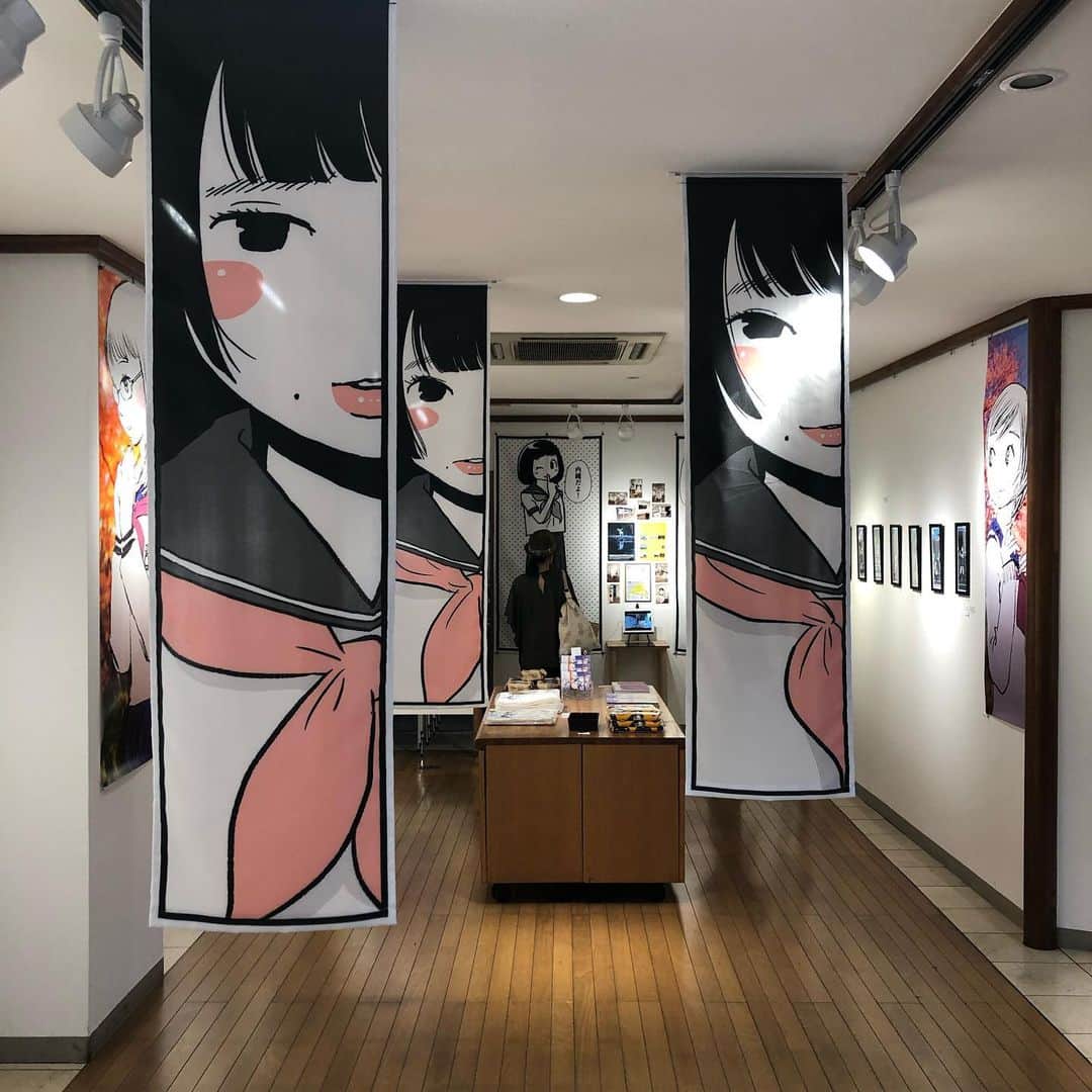 のインスタグラム：「青木俊直画伯の「青木女学院リターンズ」は明日までだそうてす。」