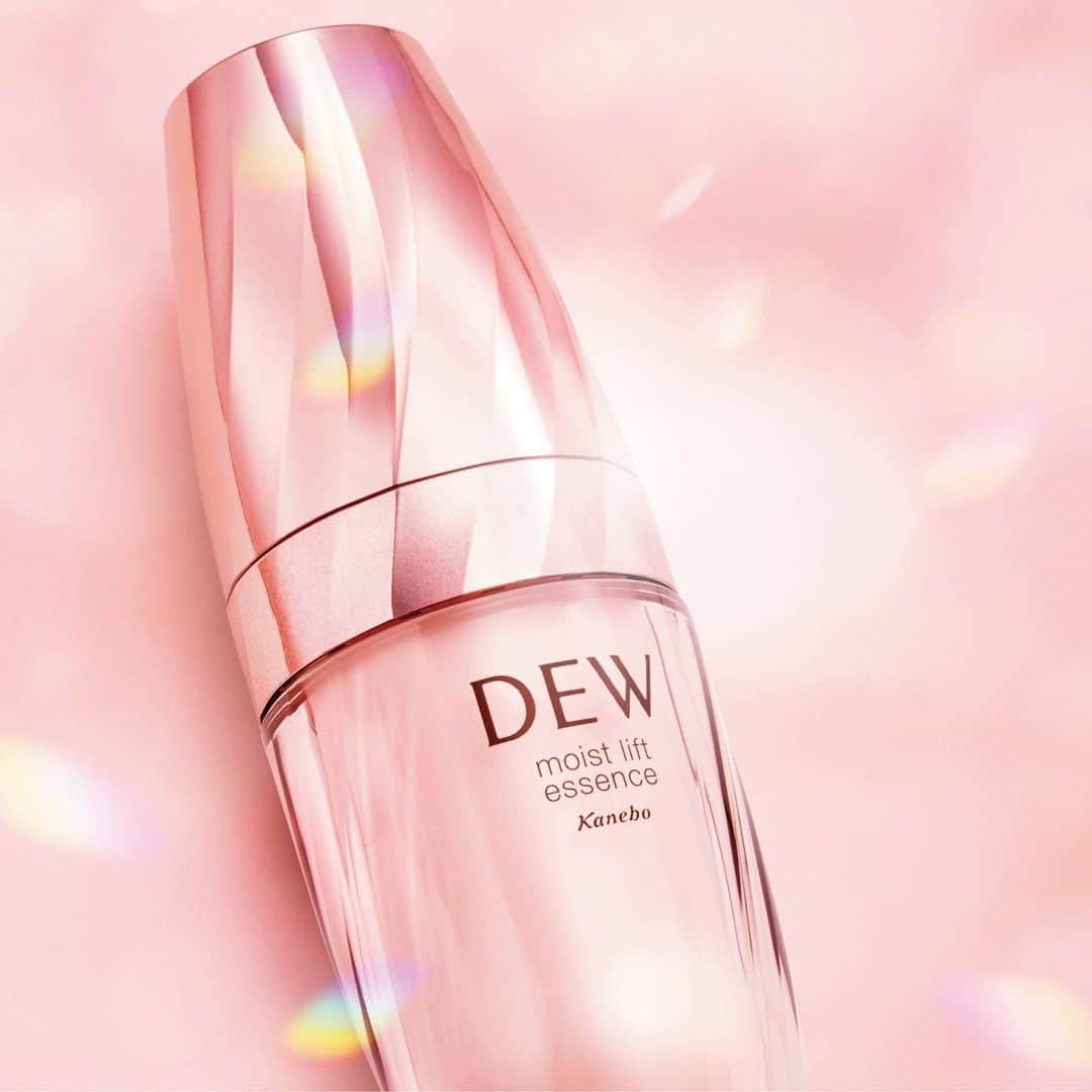 デュウ／DEW officialさんのインスタグラム写真 - (デュウ／DEW officialInstagram)「✨ 94%の方が肌なじみの速さを実感。​​ ＊​​ 弾力ストレッチオイル（基剤）を含む美容液が、​​ 目もと、口もとだけでなく、​​ 目に見えない溝の隅々にまで行き渡る。​​ 弾力のある膜で顔全面を包み上げ、ハリを感じる肌へ。​​ ＊​​ ※楽天インサイト調べ​​ 集計期間2018年10月29日～10月31日​​ 美容液「DEW モイストリフトエッセンス」を​​ ご使用いただき、「肌なじみの速さ」について実感しましたか。​​ とても実感した23名、やや実感した24名​​ ＊​​ つけ替え用2個セットも数量限定で発売中。​​ 詳しくはブランドサイトをご確認ください。​​ ＊​​ @dew_official_jp​​ ＊​​ #dew #美しむ #dewで美しむ​​ ＊​​ #モイストリフトエッセンス #スキンケア  #美容液​​ #ハリ肌 #ハリ美容液  #保湿ケア #うるおい #乾燥対策​​ #スキンケア用品 #艶肌  #ハリ実感 #美肌 #濃密なとろみ​​ #贅沢な時間 #リラックスタイム​​ #充実のハリ肌 #美肌ケア #美肌作り​​ #美活 #スペシャルケア​​ #コスメ好き  #美容好きな人と繋がりたい​​」8月20日 18時00分 - dew_official_jp