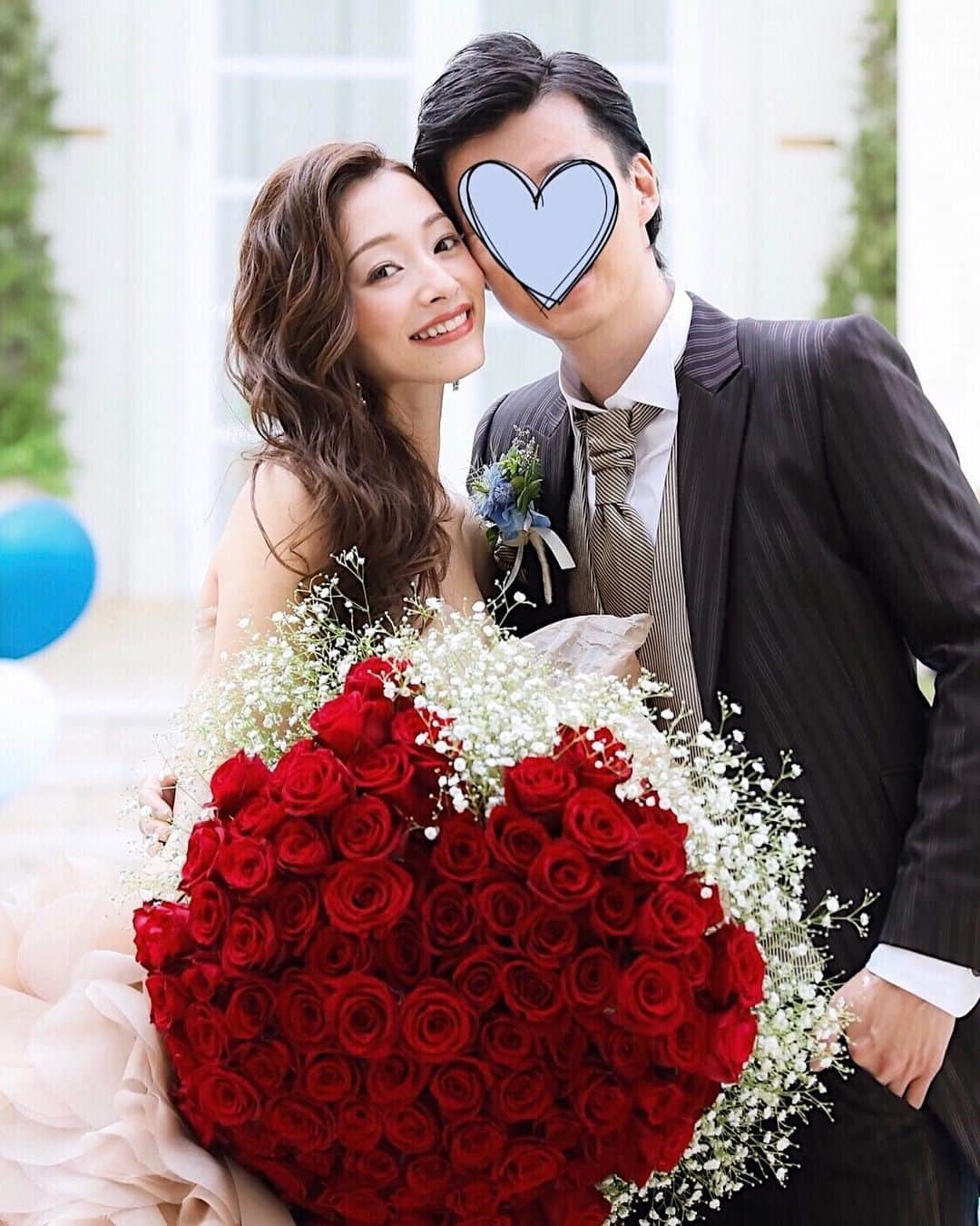 吉田理紗さんのインスタグラム写真 - (吉田理紗Instagram)「結婚式の時のお気に入り写真💐﻿ ﻿ 最近結婚式についての質問が増えて、 ﻿ フォロワーさんの中にもプレ花嫁さんが多いみたいなので、式当日の写真写りを良くするためプチアドバイス＊﻿ ﻿ ﻿ ①介添えの方にポケットに入るサイズの手鏡を預ける﻿ →泣いた後やメイクの落ち具合をサッと確認できます﻿ ②水分補給用のドリンクにはストローをお願いする﻿ ﻿→リップが落ちにくくなります。﻿ 乾杯のシャンパンとかじゃなく、水分補給用に出してもらうお茶やジュースにはぜひさしてもらってね♪﻿ ③目の充血をとってくれる目薬﻿ →式の前も最中もわりと疲れるから、目薬がないと目が充血しちゃう﻿ ﻿ ﻿ ①②はよく聞くと思うのですが、 ﻿ ③の目薬は私的にかなり重要◎﻿ 肌や歯の白さは気にしても、白目の白さは忘れがち。 ﻿ このスマイルホワイティエは、即効で充血とってすんだ白目にしてくれて、﻿ しかも疲れた目に効く代謝促進成分が入ってるらしいです👀﻿ ﻿ ﻿ そして今ならプロウェディングカメラマンとして有名な﻿ 斉藤幸城さんが最高に綺麗なウエディングフォトを撮ってくれるキャンペーンを開催中なので、ぜひチェックしてみてください💍﻿ @smilewhiteye_pr﻿ #プレ花嫁 #ホワイティエな花嫁 #スマイルホワイティエ #目薬 #第2類医薬品 #充血 #疲れ目 #結婚式 #卒花 #卒花嫁 #weddingdress #wedding #weddingparty #PR」8月20日 18時01分 - yoshirisaa