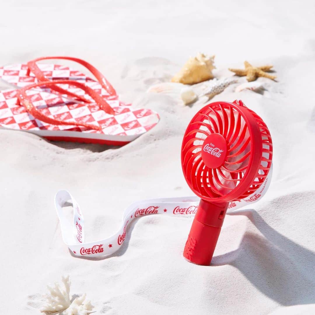 コカ･コーラさんのインスタグラム写真 - (コカ･コーラInstagram)「暑い日が続くね💦😳 ・ こんな日は、コークカラーのミニ扇風機をお供に 夏のビーチに繰り出そう💨 ・ めいっぱいはしゃいだら、 もちろんコークと一緒に一休み…♫ ・ ・ ・ ※現在Coke Store公式サイトではお取り扱いがございません。 ミニ扇風機に関するお問い合わせはこちらからお願い致します。 株式会社カミオジャパン http://www.kamiojapan.jp ・ ・ ・ #コカ・コーラ #コカコーラ #暑い夏 #熱い夏 #海辺 #白浜 #砂浜 #快適 #扇風機 #ミニ扇風機 #コーラグッズ #コークグッズ #夏 #サマー #風 #夏休み #グッズ #海 #ビーチ #cocacola #coke #cocacolalife #shareacoke #コカコーラ部 #コーラ #コーク」8月20日 18時06分 - cocacola_japan