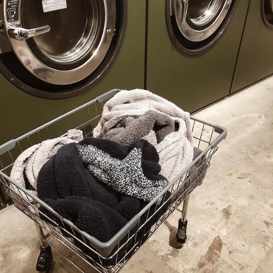 鈴木詩織さんのインスタグラム写真 - (鈴木詩織Instagram)「BAREFOOTのブランケットはふわふわに仕上げたいので、 コインランドリーで乾燥まで仕上げてます🐻 . コインランドリーに併設されてるカフェで待つ時間がすき💜 . . . . . #coinlaundry#laundry#laundryroom#barefootdreams#blanquette#コインランドリー#ベアフット#ベアフットドリームス#ブランケット」8月20日 18時22分 - shiorin0802suzuki