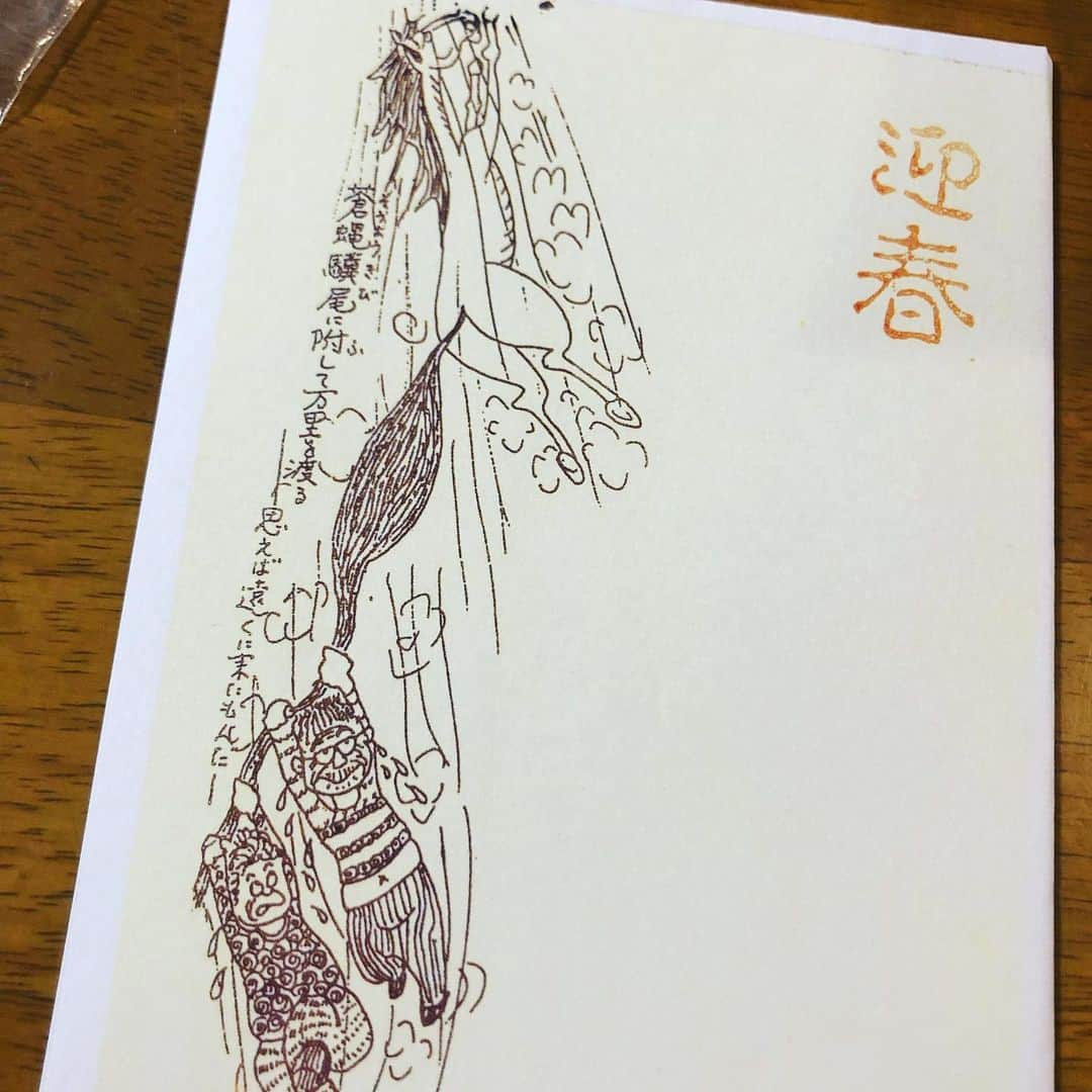 蒼山幸子さんのインスタグラム写真 - (蒼山幸子Instagram)「亡くなった祖父が描いた 走れメロスの絵が突然実家から 発掘されたらしい。😳 なぞであります。 昔すごく真面目な会議のときに 何かメモを取っていて ずいぶん熱心に話を聞いてるんだなと 思い隣の人が覗いたら なんか魚の絵を描いていた🐟という 逸話のある祖父。 頭がいいのにいつもふざけていて 最高でした。 毎年作ってた力作年賀状も。 迎春。笑 祖母がいつも一緒に 登場してるのが胸きゅん であります。」8月20日 18時21分 - sachiko_aoyama