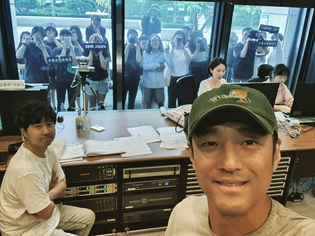 チ・ジニさんのインスタグラム写真 - (チ・ジニInstagram)「#지정생존자 #kbs 라디오.  #생방송  #이금희사랑하기좋은날 @ikkle_entertainment 지진희대선캠프  #얼굴이복지다. 고마워요」8月20日 18時21分 - actor_jijinhee