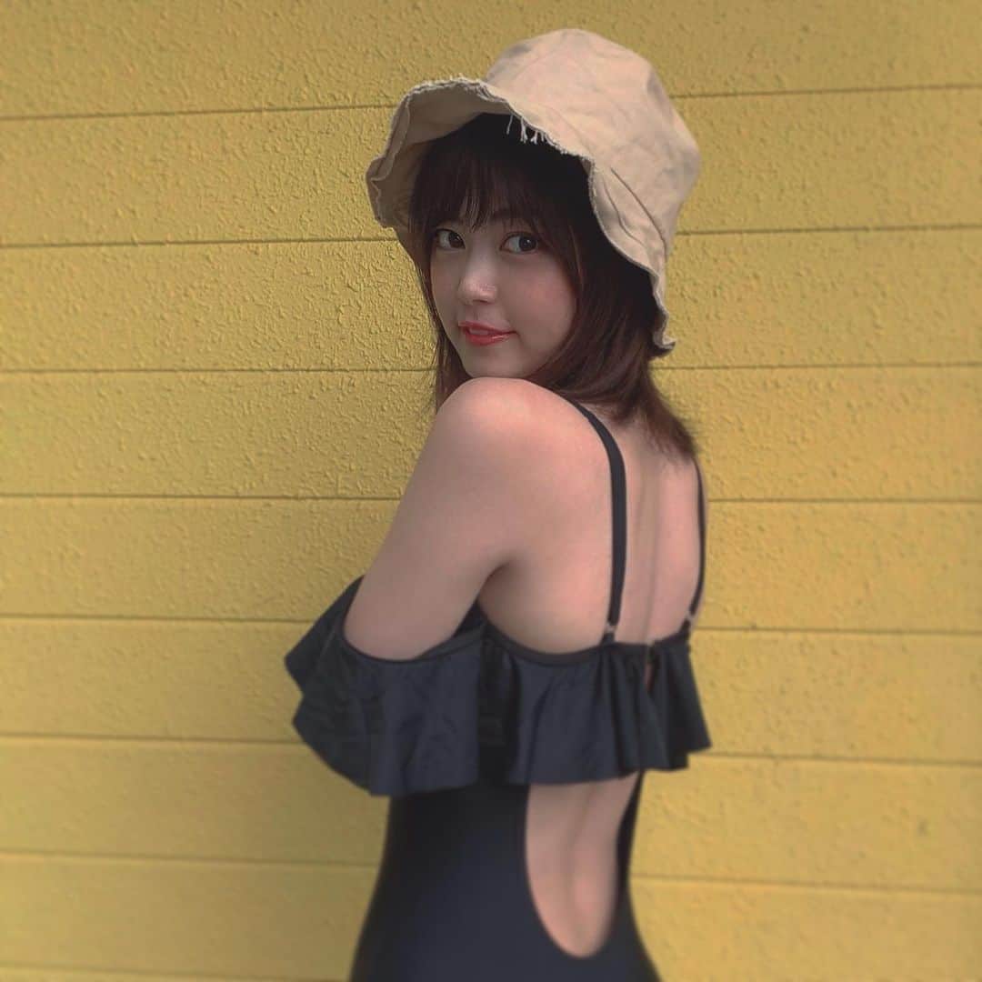 前田亜美のインスタグラム：「. . プール行っちゃって〜〜🌞. . 大雨降ってきて即退散〜〜〜〜 𓀠𓀠アーチの虹見れたからなんでもあり〜〜🌈♡. . . @_andante_shop の水着だよーん。. . . #プール #寒かった #家族で毎年行けてるのすごい」