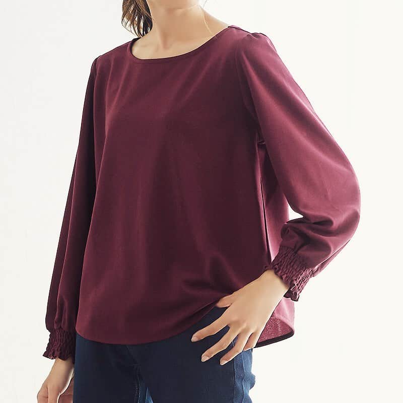 Pierrot［ピエロ］さんのインスタグラム写真 - (Pierrot［ピエロ］Instagram)「:design T-blouse series﻿ ﻿ 袖に施されたシャーリングゴムか手元に程よくボリュームをプラス！﻿ シンプルなデザインに女性らしさも兼ね揃えた１枚。﻿ ﻿ ﻿ ﻿ ✔︎ボリューム袖シャーリングTブラウス﻿ ks1906-014119﻿ ﻿ ﻿ ﻿ STAFFアカウント ☞ @pierrot_staff﻿ ﻿ ﻿ ﻿ ﻿ #pierrot #pierrot_shop #オトナ女子 #大人コーデ #ママコーデ #ママファッション #おしゃれママ #プチプラコーデ #きのコ #きょコ #あすコ #いつコ #2019秋冬 #2019AW #アラサーコーデ #アラフォーコーデ#カジュアル#おしゃれコーデ#トレンドコーデ#ブラウス#シーリズ#Tブラウス#キレイ見え﻿」8月20日 18時20分 - pierrot_shop