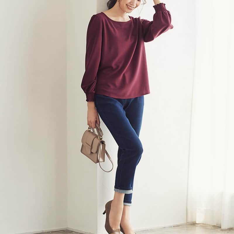 Pierrot［ピエロ］さんのインスタグラム写真 - (Pierrot［ピエロ］Instagram)「:design T-blouse series﻿ ﻿ 袖に施されたシャーリングゴムか手元に程よくボリュームをプラス！﻿ シンプルなデザインに女性らしさも兼ね揃えた１枚。﻿ ﻿ ﻿ ﻿ ✔︎ボリューム袖シャーリングTブラウス﻿ ks1906-014119﻿ ﻿ ﻿ ﻿ STAFFアカウント ☞ @pierrot_staff﻿ ﻿ ﻿ ﻿ ﻿ #pierrot #pierrot_shop #オトナ女子 #大人コーデ #ママコーデ #ママファッション #おしゃれママ #プチプラコーデ #きのコ #きょコ #あすコ #いつコ #2019秋冬 #2019AW #アラサーコーデ #アラフォーコーデ#カジュアル#おしゃれコーデ#トレンドコーデ#ブラウス#シーリズ#Tブラウス#キレイ見え﻿」8月20日 18時20分 - pierrot_shop