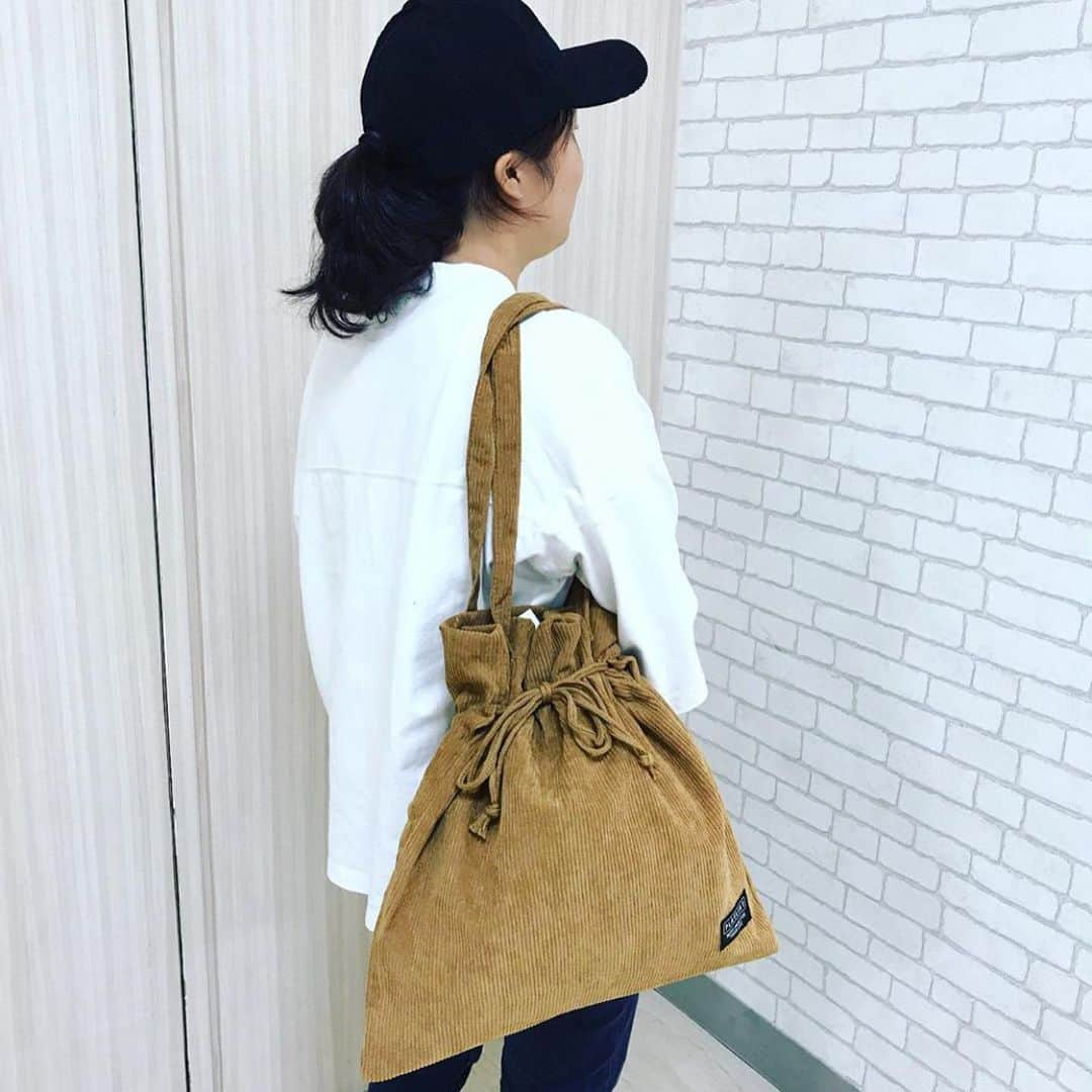 3COINSさんのインスタグラム写真 - (3COINSInstagram)「❋AUTUMN FASHION ITEMS❋﻿ ﻿ ◆コーデュロイシリーズ﻿ ﻿ キャップ(M/S)﻿ サコッシュ﻿ ミニショルダー﻿ 各￥300＋tax﻿ ﻿ 巾着バッグ﻿ ￥500＋tax﻿ ﻿ ※お取り扱いがない店舗もございます。﻿ ﻿ ﻿ お盆もすぎ、まだまだ暑いですがそろそろ秋を意識する時期ですね…🍁🍂﻿ ﻿ ちょっとした小物から取り入れられる﻿ ファッション雑貨が多数入荷中です♪﻿ 毎年大人気のコーデュロイキャップももちろんございますよ！﻿ ﻿ 市川ニッケコルトンプラザ店のmai( @3coins_ichikawa.mai )の思わず♡なpicのように取り入れてみてくださいね！﻿ ﻿ ✎︎＿＿＿＿＿＿＿＿＿＿＿＿＿＿＿＿＿＿＿＿＿﻿ ﻿ ⭐️コーデュロイシリーズ⭐️﻿ ﻿ 新商品入荷してます‼️﻿ なかでもコーデュロイシリーズはとても人気で﻿ 私もキャップを毎年買い替えてます👍﻿ ﻿ 今年はkidsサイズのキャップも入荷しているので、親子コーデも楽しめますよ✨﻿ 息子は1歳なのでブカブカですが笑﻿ ﻿ ﻿ コーデュロイのキャップ﻿ コーデュロイサコッシュ﻿ コーデュロイミニショルダーは各¥300+tax﻿ コーデュロイ巾着バッグは¥500++tax  です💁‍♀️﻿ ﻿ まだまだ暑いですが、人気の商品は売り切れる事もあるので欲しい物は今すぐゲットする事をオススメします‼️﻿ ご来店お待ちしてます👍﻿ ﻿ #3COINS#3coins #3coins市川ニッケコルトンプラザ店#ニッケコルトンプラザ#コルトンプラザ#市川コルトンプラザ#スリーコインズ#スリコ#千葉#chiba#市川#ichikawa#本八幡#下総中山#プチプラ#雑貨#プチプラコーデ#バッグ#サコッシュ#秋#秋服コーデ#デイリーコーデ#スリーコインズ購入品#カジュアルコーデ#子供#あかちゃんのいる生活#ママスタ#ママスタグラム#赤ちゃんのいるくらし#こどもと暮らす」8月20日 18時26分 - 3coins_official