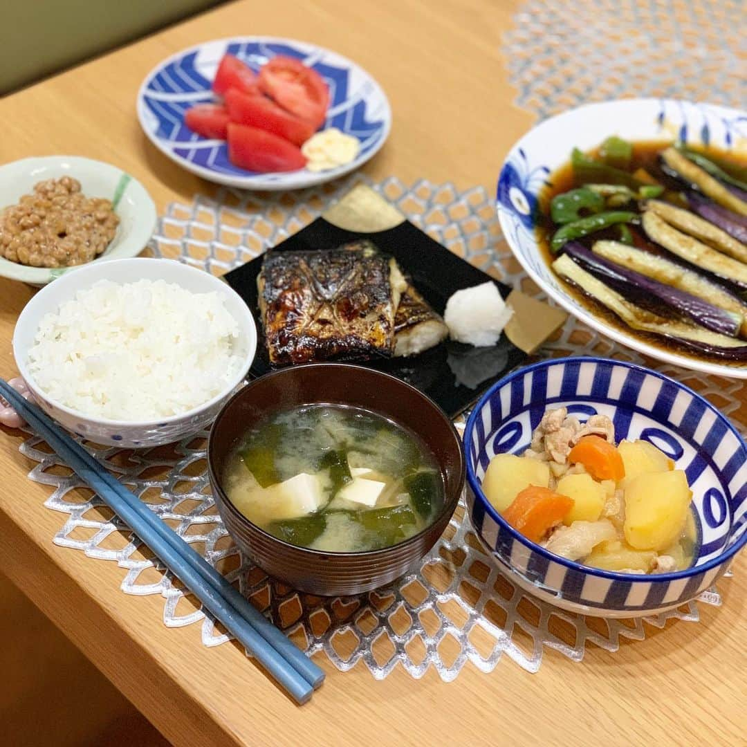 奥山夏織さんのインスタグラム写真 - (奥山夏織Instagram)「簡単晩ごはん✨ ・ 🍴#鯖の塩焼き 🍴#肉じゃが 🍴#ナスとピーマンの揚げ浸し 🍴#味噌汁 #トマト #納豆 ・・・ #かおりずキッチン #cooking #料理 #主婦料理 #OL料理 #クッキング #ご飯  #foodinsta #food #foodstagram #おうちご飯 #お家ごはん #晩ごはん #晩御飯」8月20日 18時39分 - okuyama_kaori