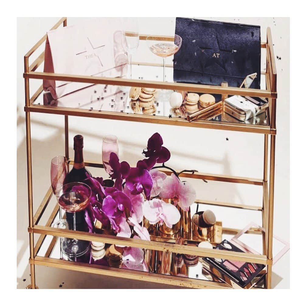 のインスタグラム：「TREATSPIRATION 🍬 #macarons #orchids #champagne #treatyoself #tuesday • 📷 @thedailyedited」