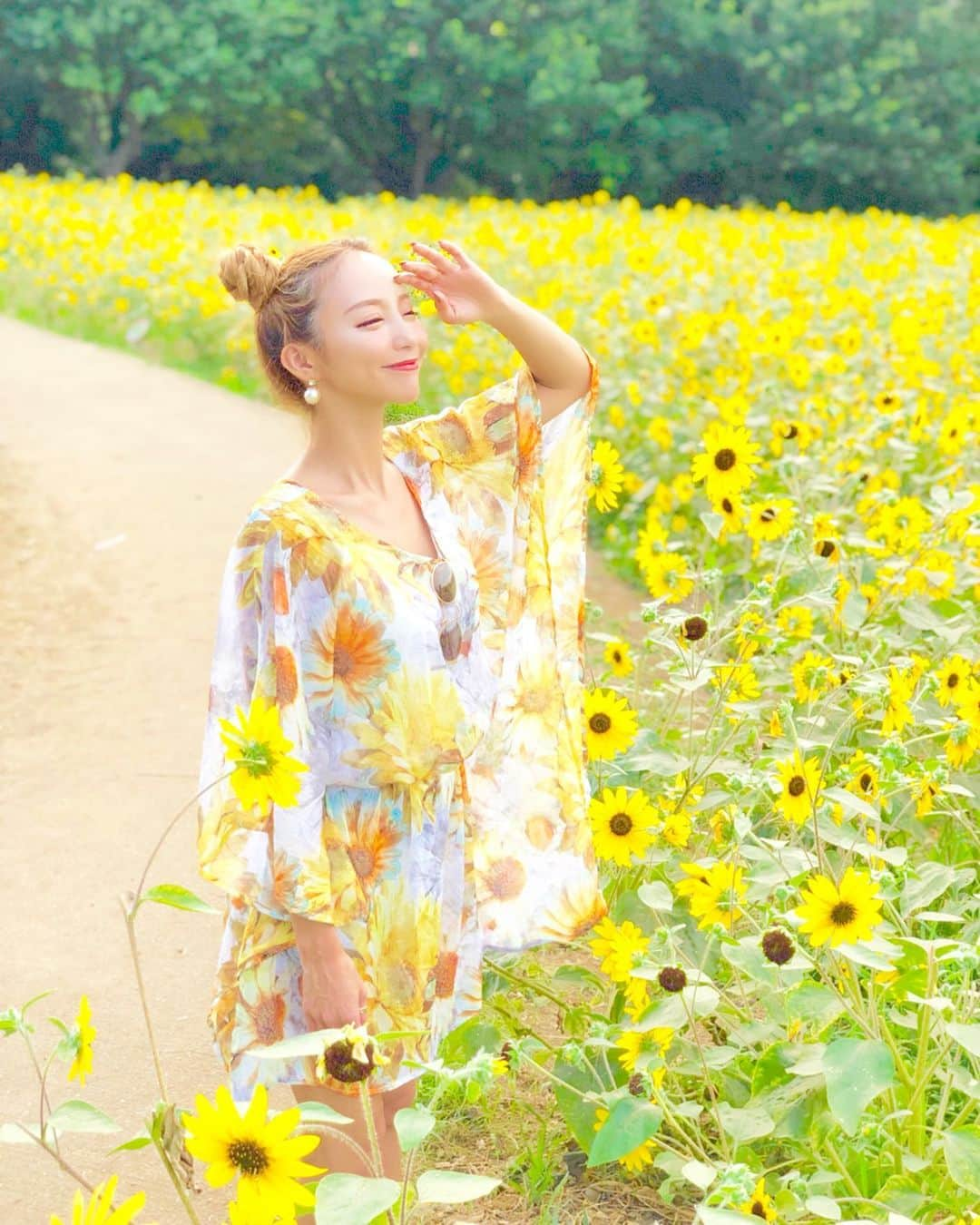 武田静加さんのインスタグラム写真 - (武田静加Instagram)「﻿ ﻿ 🌻向日葵畑〜3💛。﻿ ﻿ ﻿ #国営昭和記念公園﻿ 大きいヒマワリ畑を探しに😋!‼︎﻿ ツノツノ作ってみた😈🌻﻿ ﻿ ﻿ ﻿ #武田静加#モデル#ヨガインストラクター﻿ #hairmake#make#makeup#カラコン#ヘアメイク#メイクアップ#向日葵#🌻#向日葵畑#sunflower#style#巻き髪#japan#日本#summer#夏#ootd#fashion」8月20日 18時33分 - takedashizuka0517