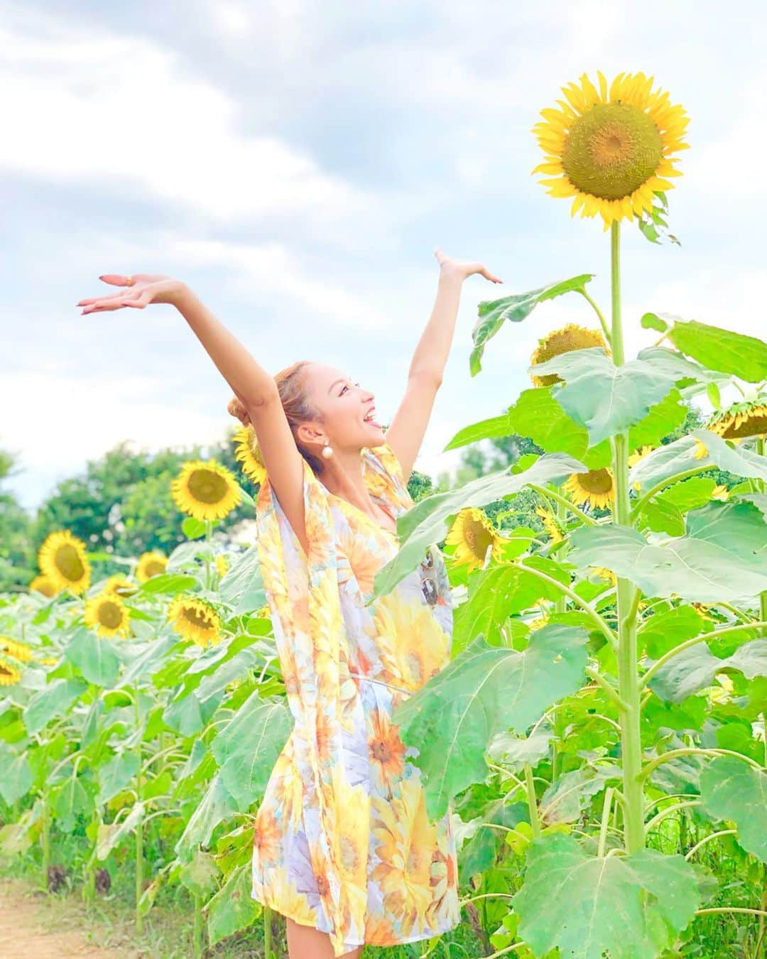 武田静加さんのインスタグラム写真 - (武田静加Instagram)「﻿ ﻿ 🌻向日葵畑〜3💛。﻿ ﻿ ﻿ #国営昭和記念公園﻿ 大きいヒマワリ畑を探しに😋!‼︎﻿ ツノツノ作ってみた😈🌻﻿ ﻿ ﻿ ﻿ #武田静加#モデル#ヨガインストラクター﻿ #hairmake#make#makeup#カラコン#ヘアメイク#メイクアップ#向日葵#🌻#向日葵畑#sunflower#style#巻き髪#japan#日本#summer#夏#ootd#fashion」8月20日 18時33分 - takedashizuka0517