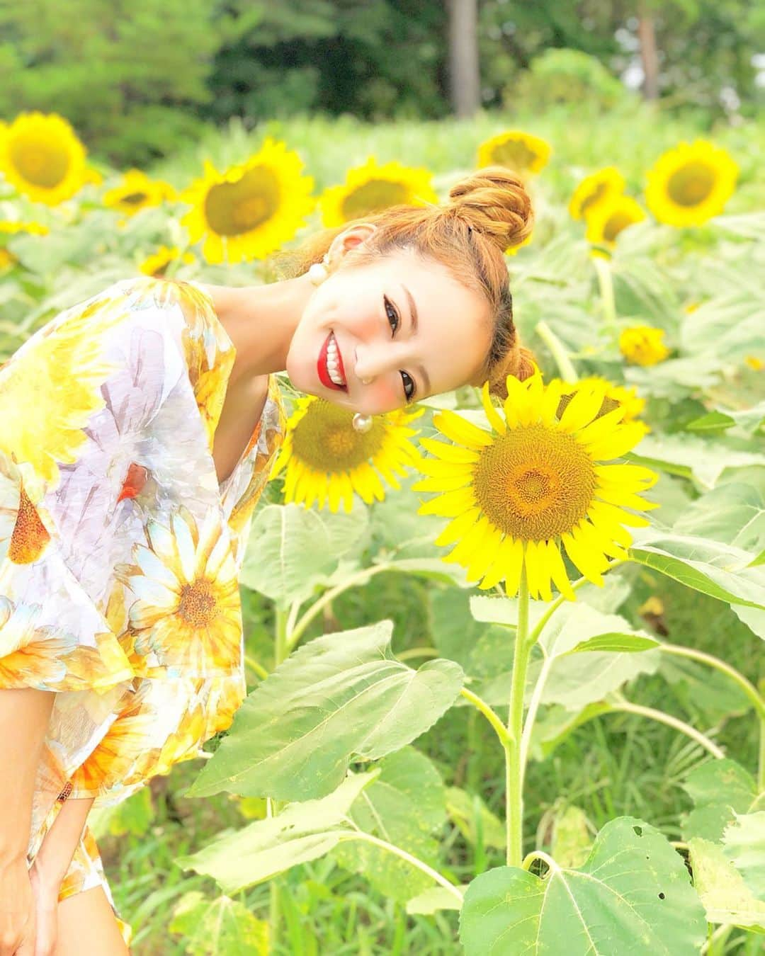 武田静加さんのインスタグラム写真 - (武田静加Instagram)「﻿ ﻿ 🌻向日葵畑〜3💛。﻿ ﻿ ﻿ #国営昭和記念公園﻿ 大きいヒマワリ畑を探しに😋!‼︎﻿ ツノツノ作ってみた😈🌻﻿ ﻿ ﻿ ﻿ #武田静加#モデル#ヨガインストラクター﻿ #hairmake#make#makeup#カラコン#ヘアメイク#メイクアップ#向日葵#🌻#向日葵畑#sunflower#style#巻き髪#japan#日本#summer#夏#ootd#fashion」8月20日 18時33分 - takedashizuka0517