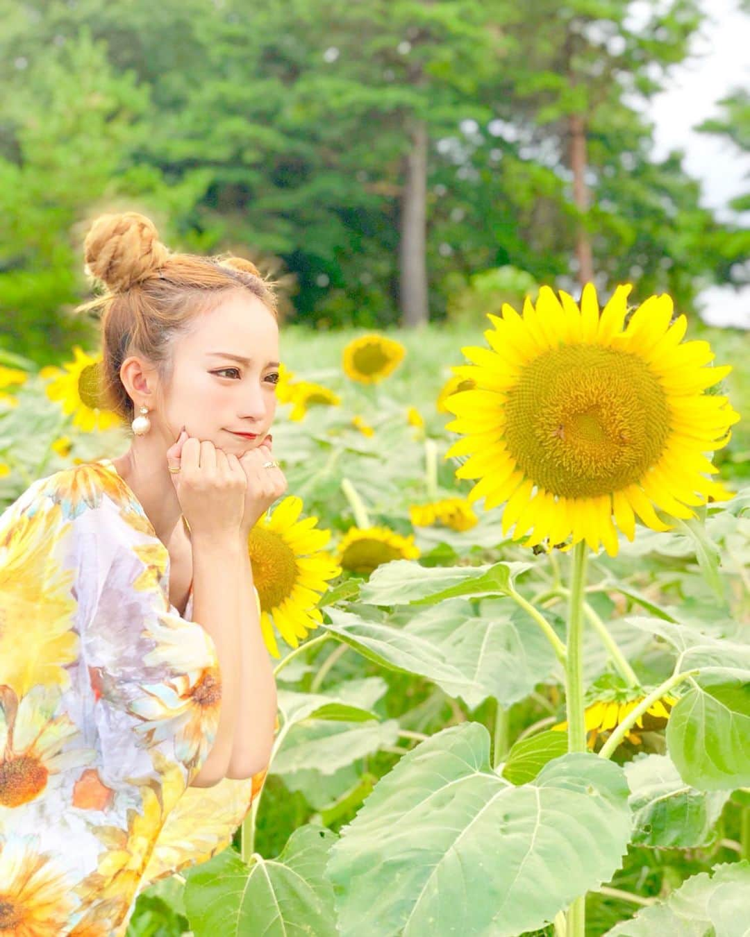 武田静加さんのインスタグラム写真 - (武田静加Instagram)「﻿ ﻿ 🌻向日葵畑〜3💛。﻿ ﻿ ﻿ #国営昭和記念公園﻿ 大きいヒマワリ畑を探しに😋!‼︎﻿ ツノツノ作ってみた😈🌻﻿ ﻿ ﻿ ﻿ #武田静加#モデル#ヨガインストラクター﻿ #hairmake#make#makeup#カラコン#ヘアメイク#メイクアップ#向日葵#🌻#向日葵畑#sunflower#style#巻き髪#japan#日本#summer#夏#ootd#fashion」8月20日 18時33分 - takedashizuka0517