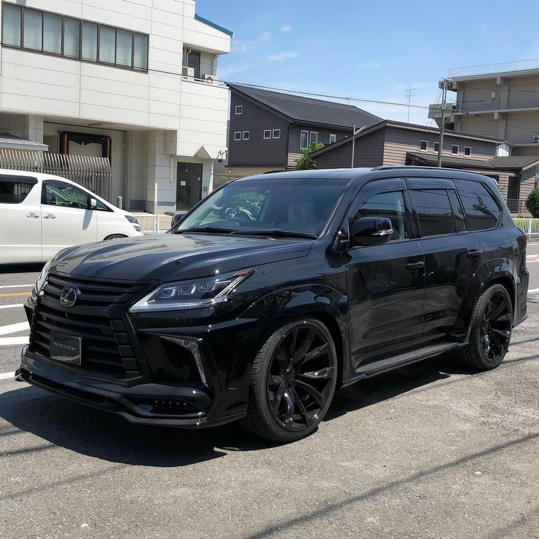 Spirits Artisanさんのインスタグラム写真 - (Spirits ArtisanInstagram)「lexus LX570 Artisanspirits/// Sportsline blacklabel www.artisanspirits.co.jp #artisanspirits #artisan #asms #as #lexus #lexuslx #lexuslx570 #lx #lx570 #bodykit #blacklabel #suv #corarta7 #yokohamatire #japan #jp #evasivemotorsports #ravspecjdm #butlertire #jworksunlimited #premierautowerkz #suvproject #kanooperformance #car_life_staff #トラウム #車庫小舗 #nigeljdmparts」8月20日 18時33分 - artisan_spirits